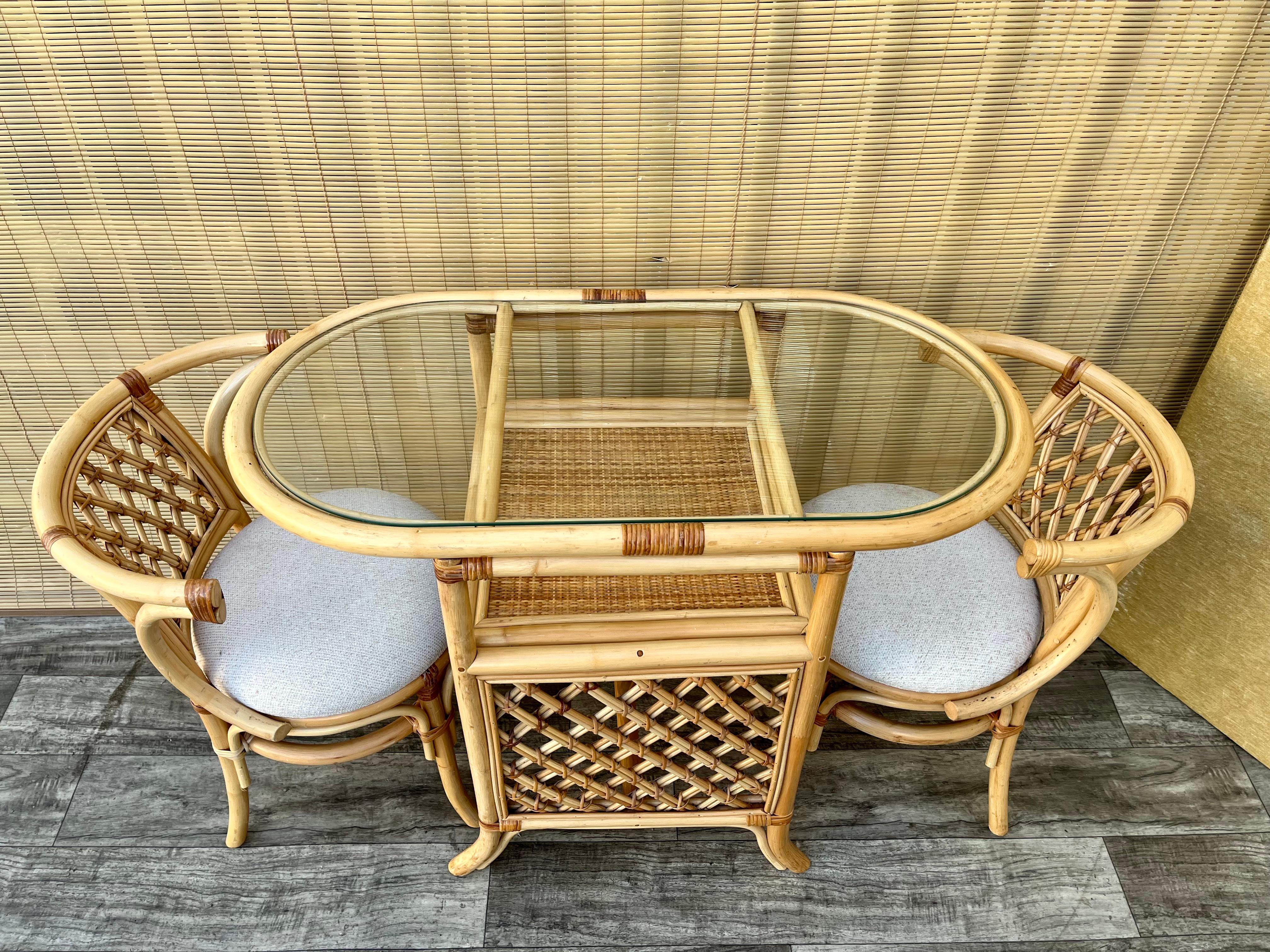 Set colazione/dinette a due posti in vimini e rattan in stile costiero. Circa anni '80 in vendita 1