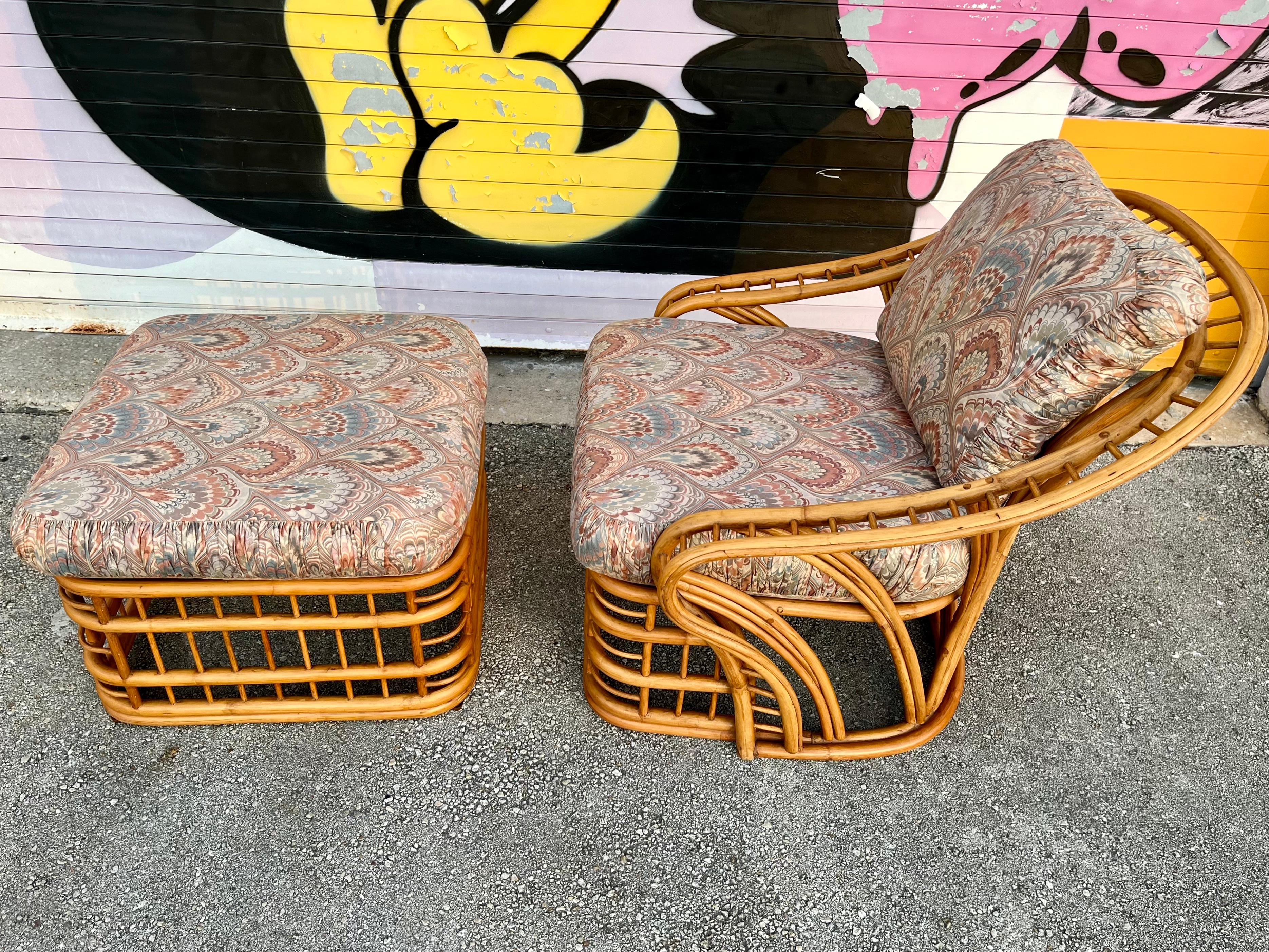 Rattan Lounge Stuhl und Ottomane im Küstenstil von Whitecraft Rattan. C 1970er Jahre  (Korbweide) im Angebot