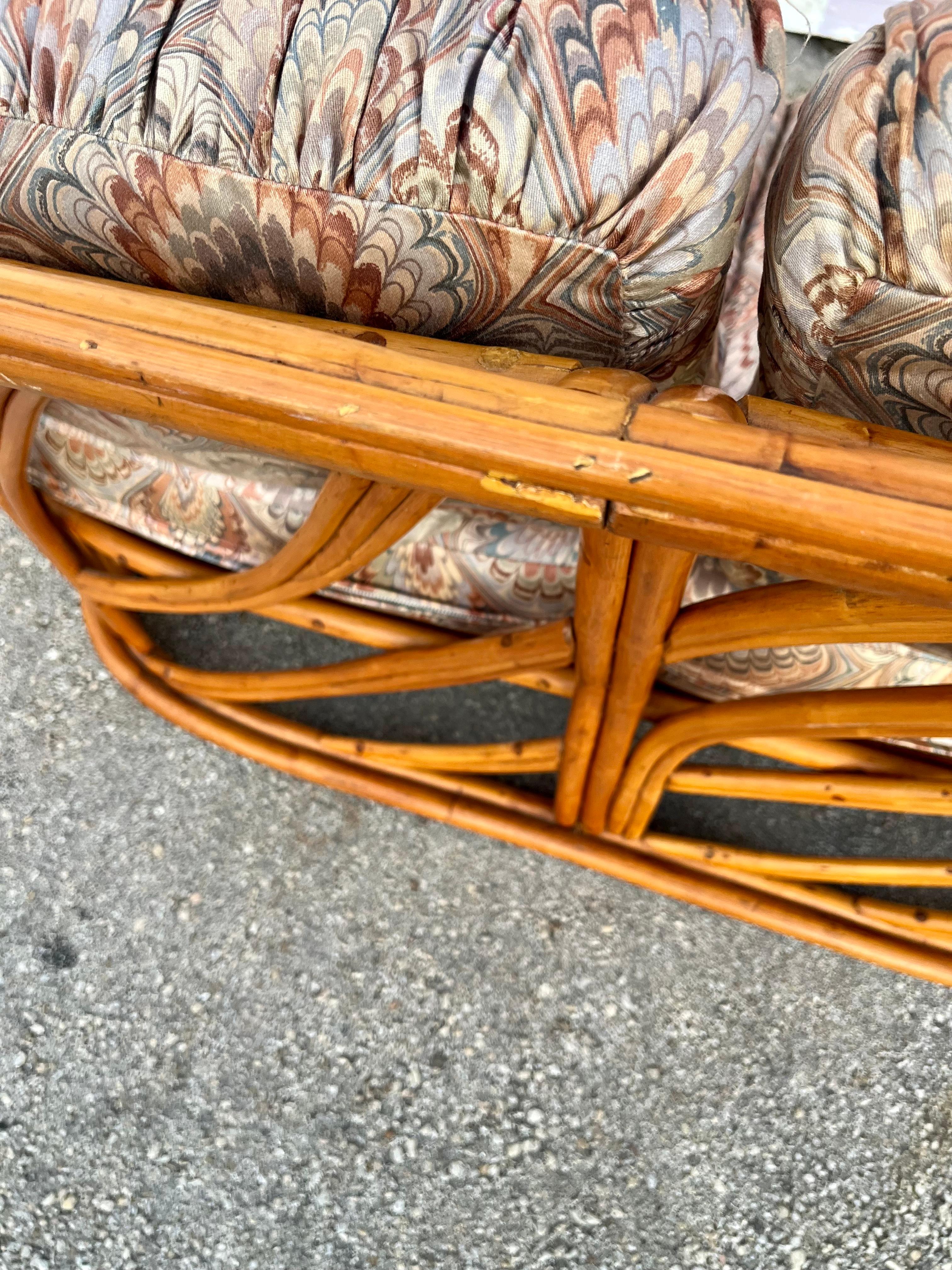 Loveseat de ratán estilo costero by Whitecraft Rattan Inc, Miami. FL. Alrededor de 1970 en venta 4
