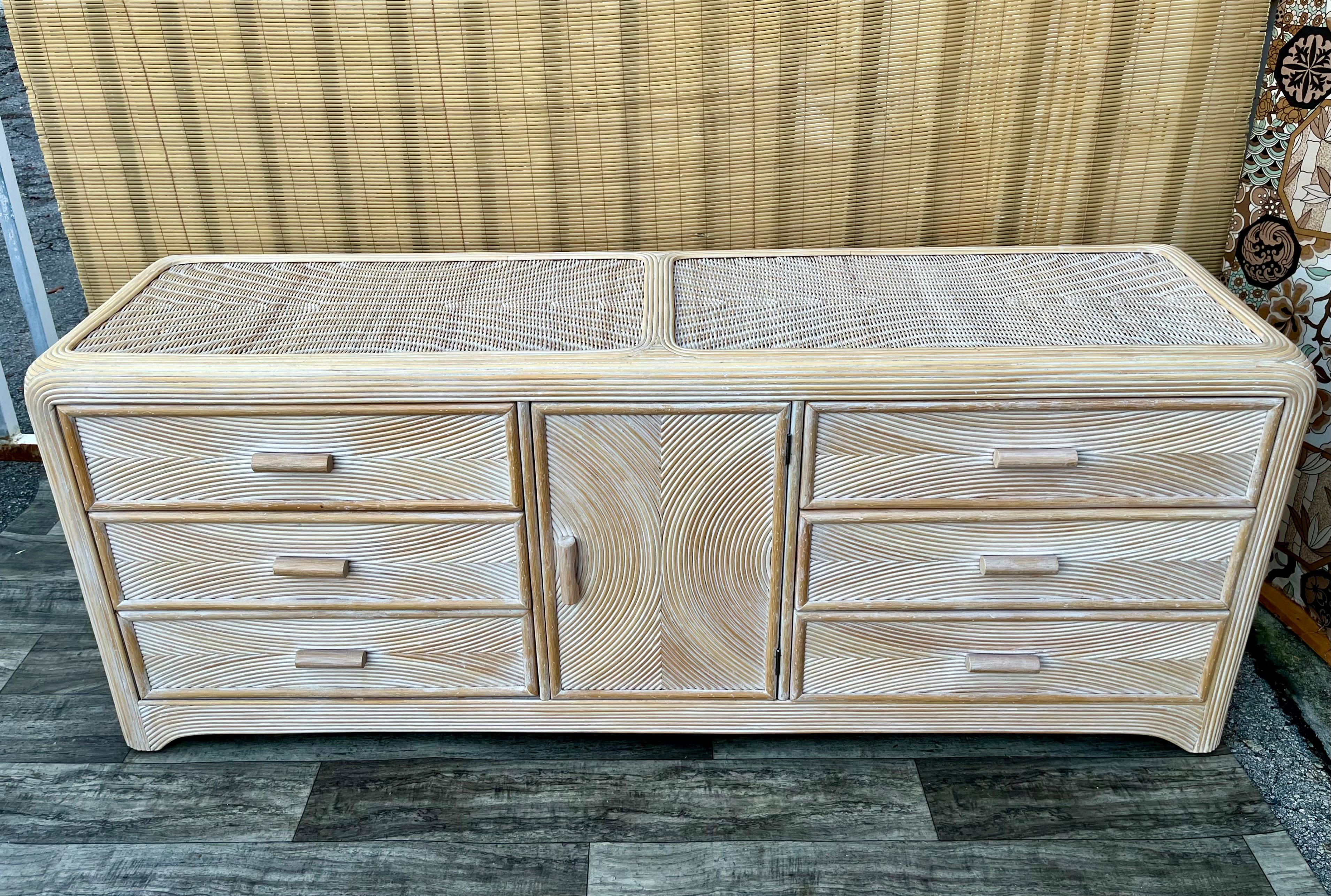 Vintage Coastal Style Split Reed Rattan Dresser. Circa 1980s
Features a chic rattan and split pencil reed swirl pattern design with rounded corners in a beautiful soft cream color with nine drawers that offer plenty of storage space.
In excellent