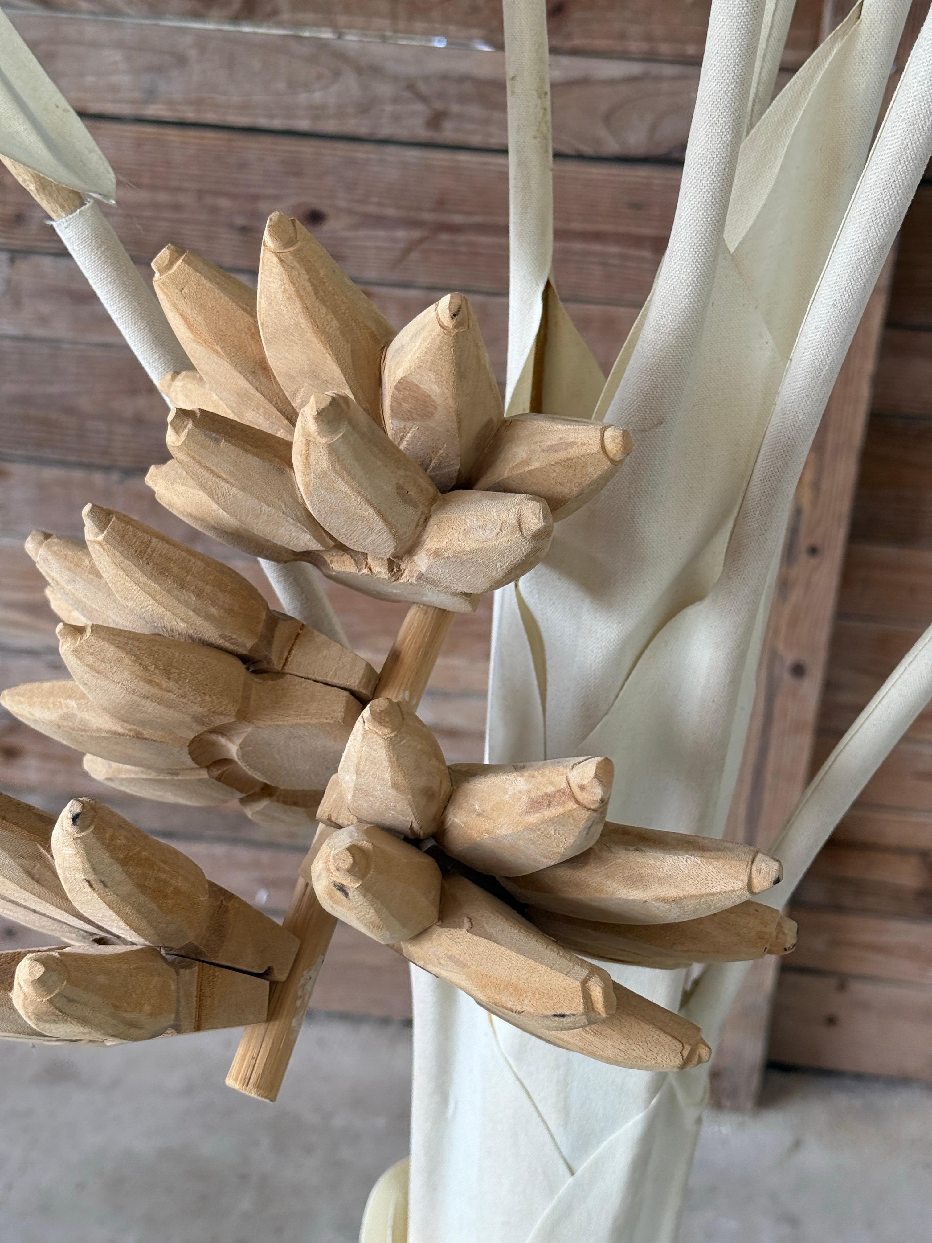 Lleva las vibraciones tropicales y atrevidas al interior o a una terraza cubierta con esta palmera de lienzo vintage a gran escala.
Esta pieza escultórica presenta un tronco de lona envuelto, siete hojas de lona sobredimensionadas con nervaduras