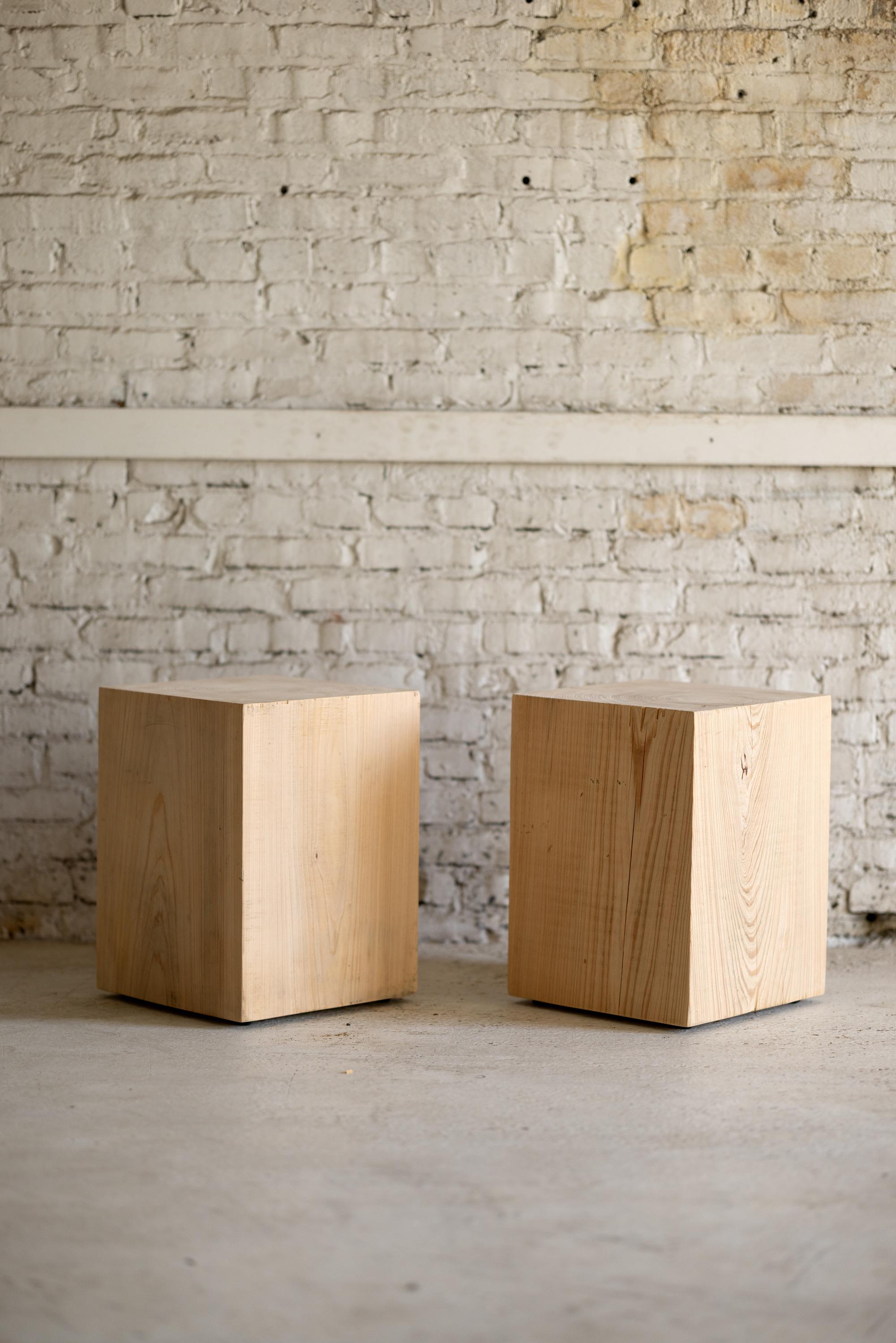 Der Hyo Table in seiner warmen, neutralen Farbe ist ein wunderschöner Würfelbeistelltisch aus Südzypressenholz, der schlichte Eleganz ausstrahlt. Dieser Beistelltisch aus Holzwürfeln ist aus robuster Zypresse gefertigt, die für ihre rustikale