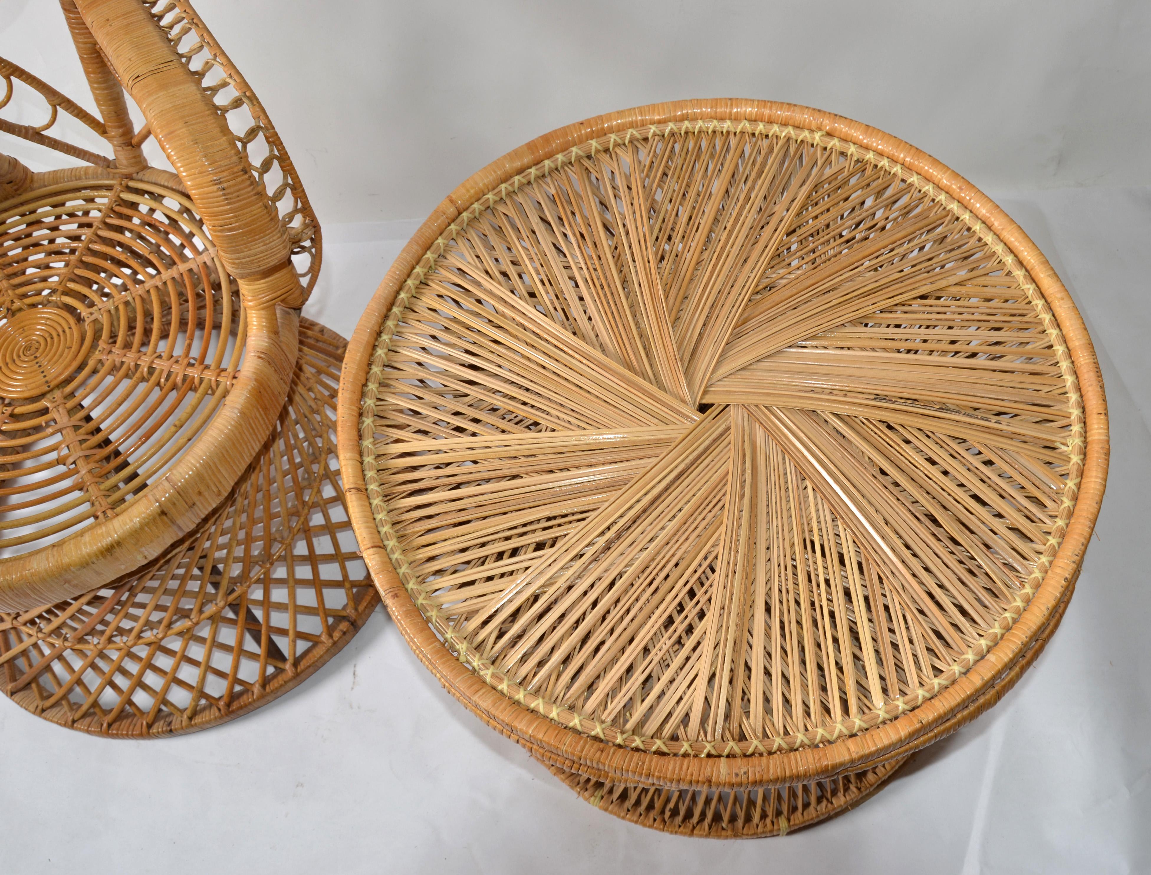 Coastal Vintage Round Rattan Accent Table Hand-Woven Wicker Caning Peacock Chair en vente 2