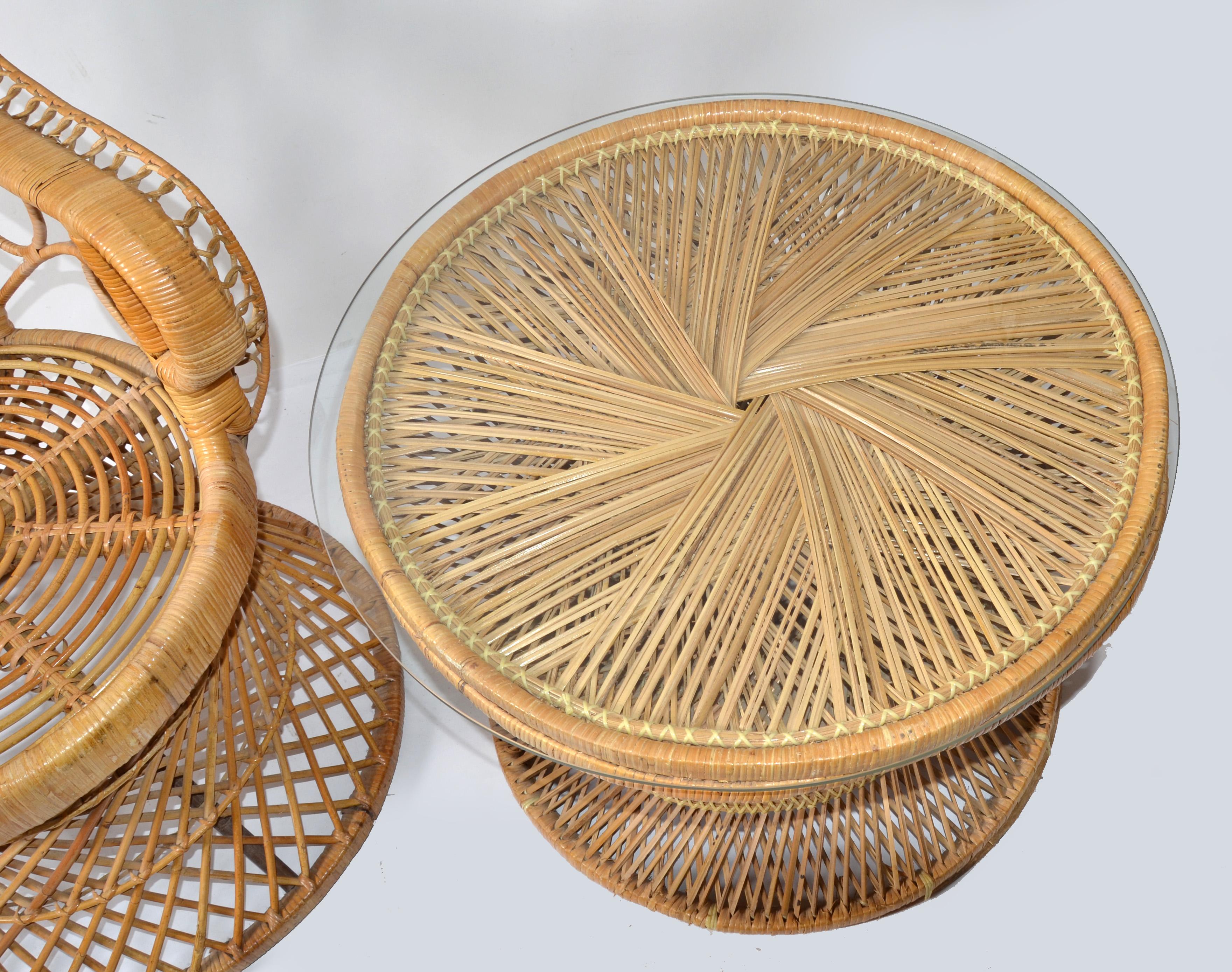 Coastal Vintage Round Rattan Accent Table Hand-Woven Wicker Caning Peacock Chair en vente 3