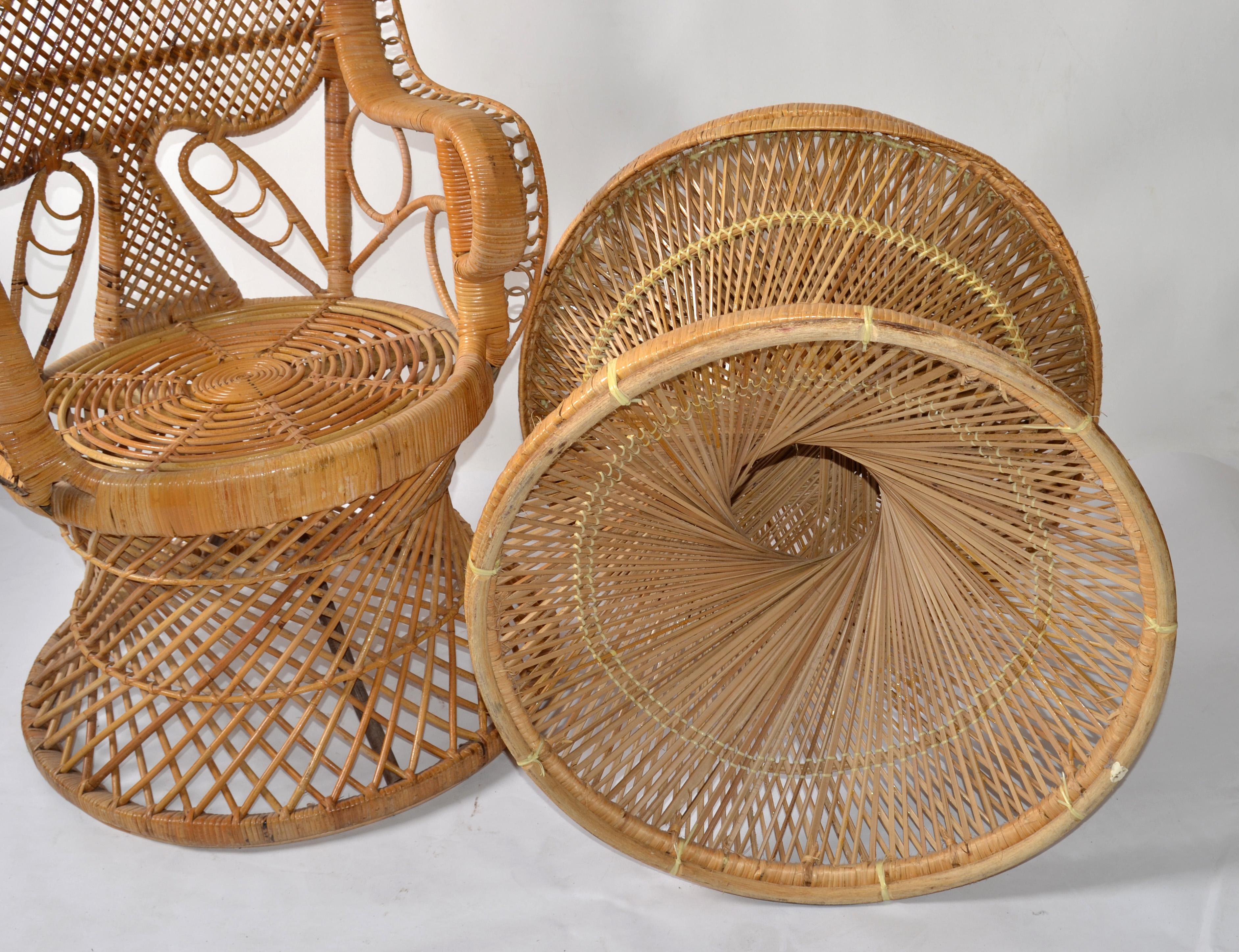 Coastal Vintage Round Rattan Accent Table Hand-Woven Wicker Caning Peacock Chair en vente 4