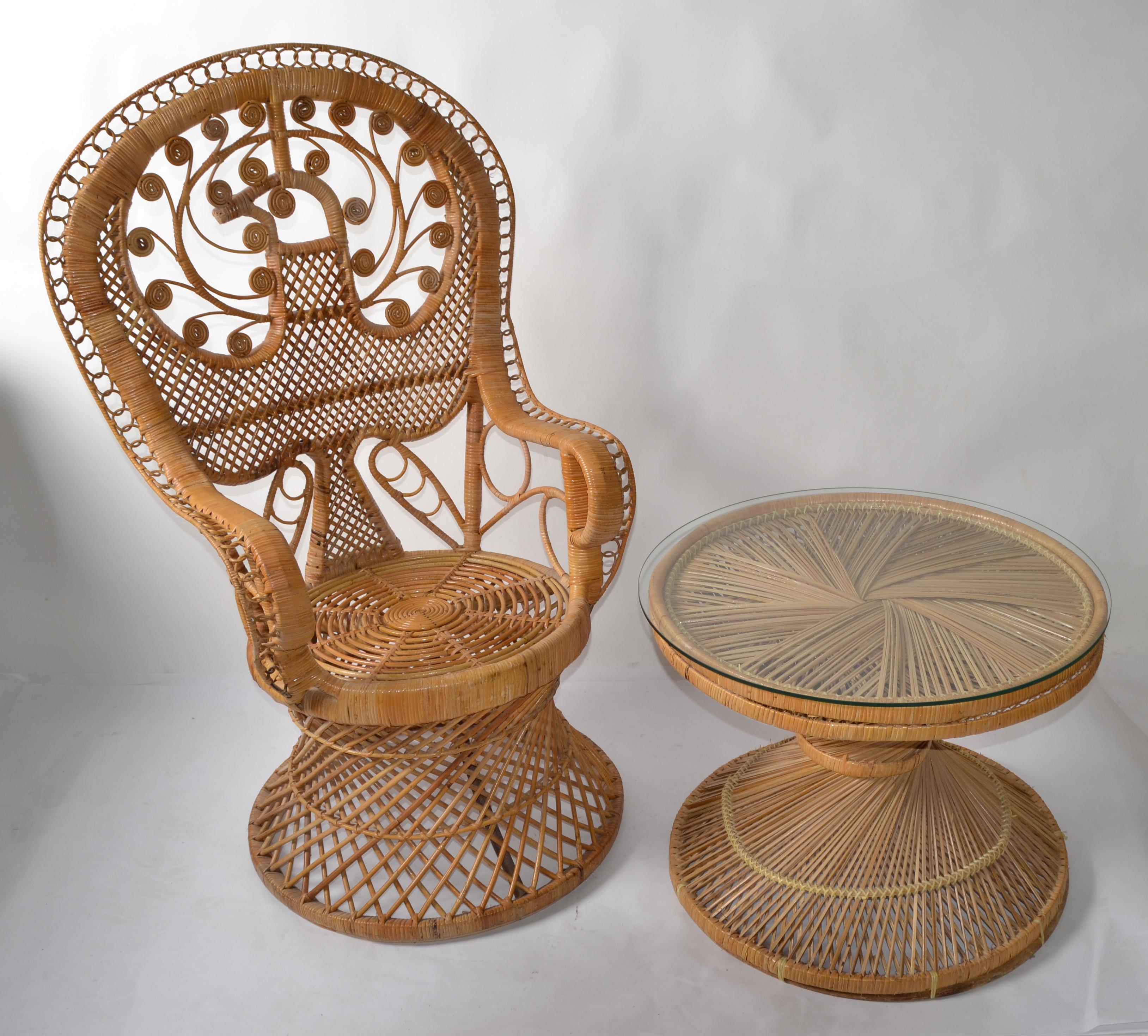 Coastal Vintage Round Rattan Accent Table Hand-Woven Wicker Caning Peacock Chair en vente 6