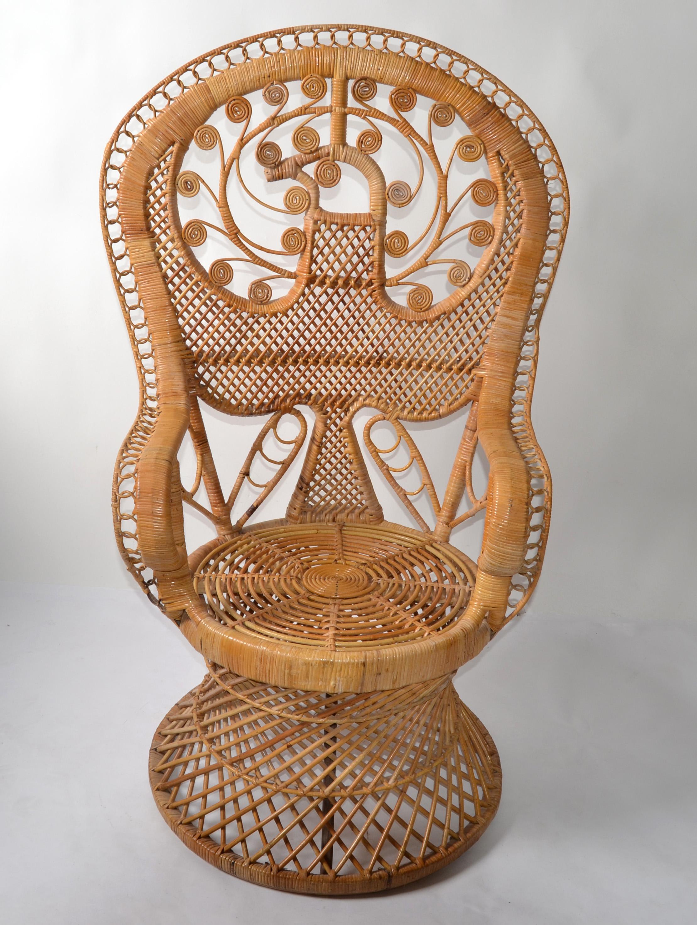 Chinese Chippendale Coastal Vintage Round Rattan Accent Table Hand-Woven Wicker Caning Peacock Chair For Sale