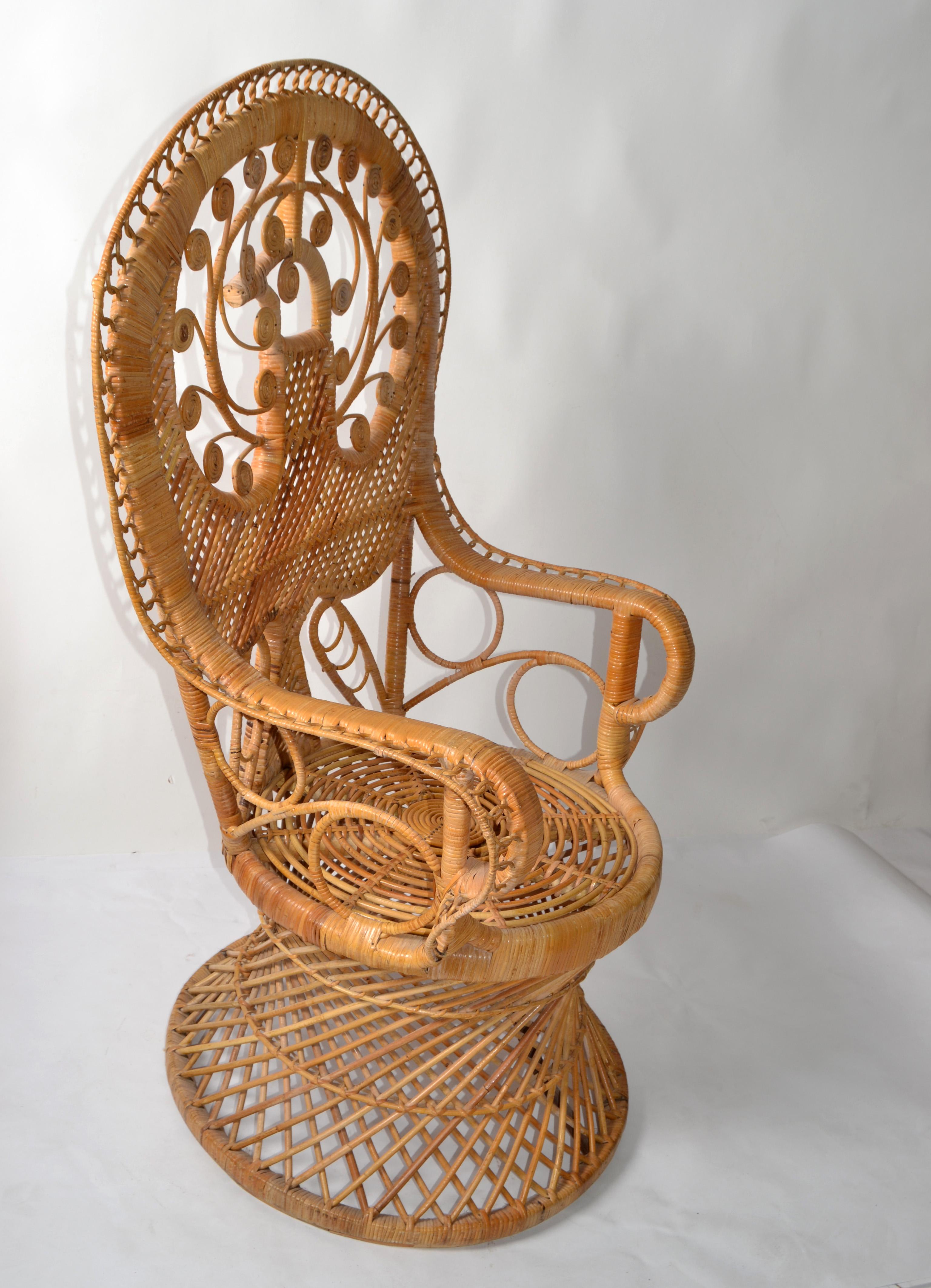 Américain Coastal Vintage Round Rattan Accent Table Hand-Woven Wicker Caning Peacock Chair en vente