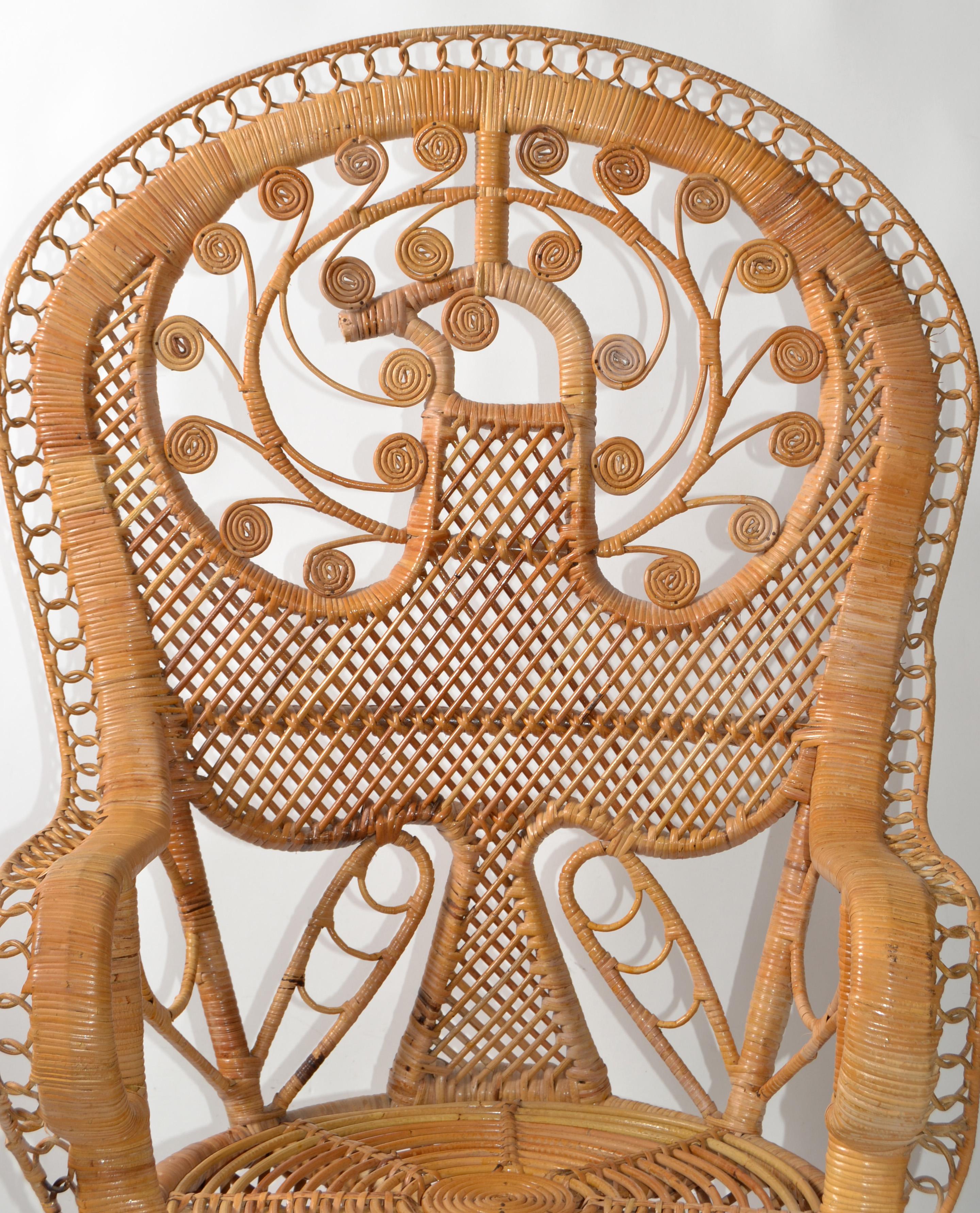Coastal Vintage Round Rattan Accent Table Hand-Woven Wicker Caning Peacock Chair In Good Condition For Sale In Miami, FL