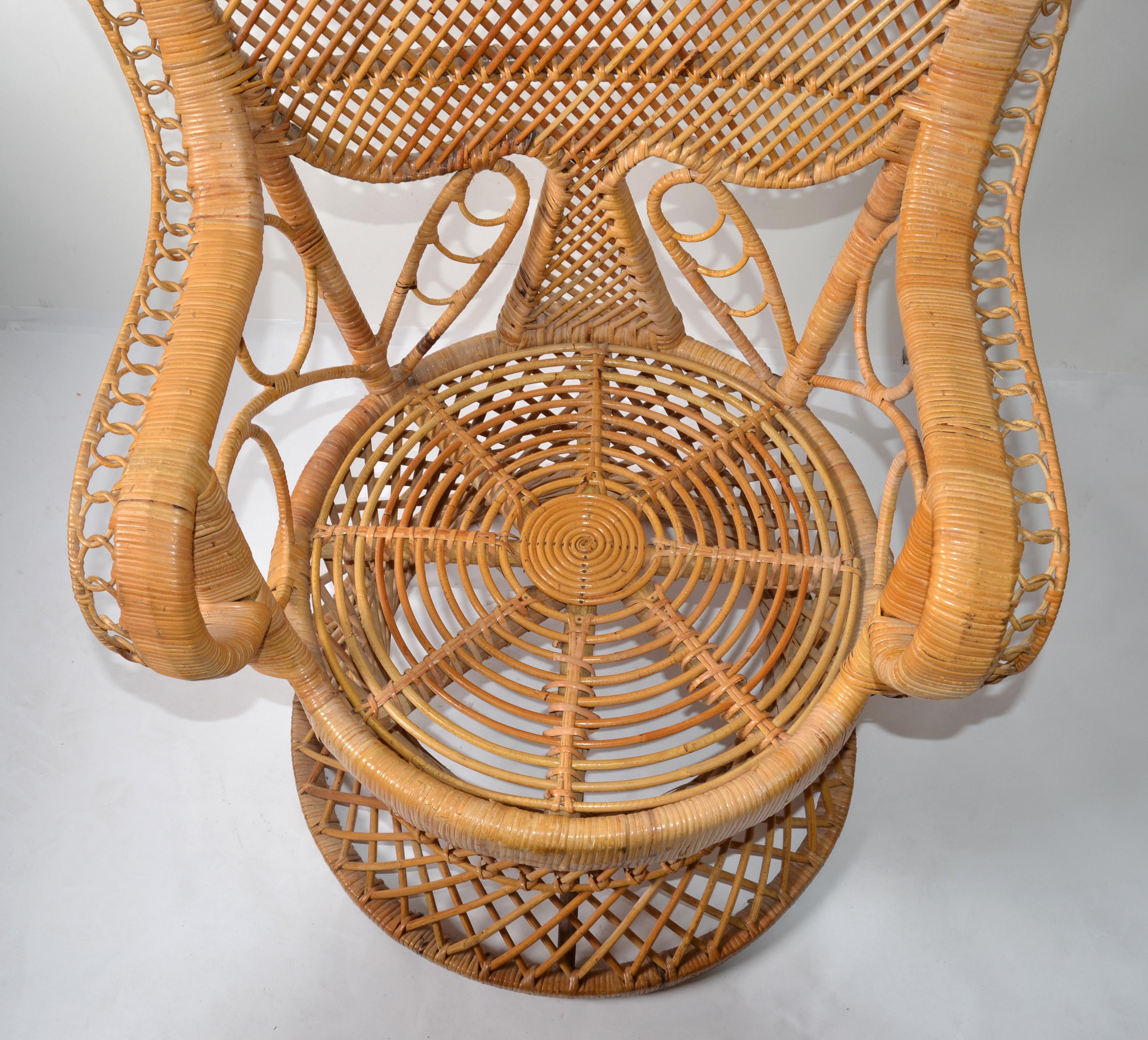 20th Century Coastal Vintage Round Rattan Accent Table Hand-Woven Wicker Caning Peacock Chair For Sale