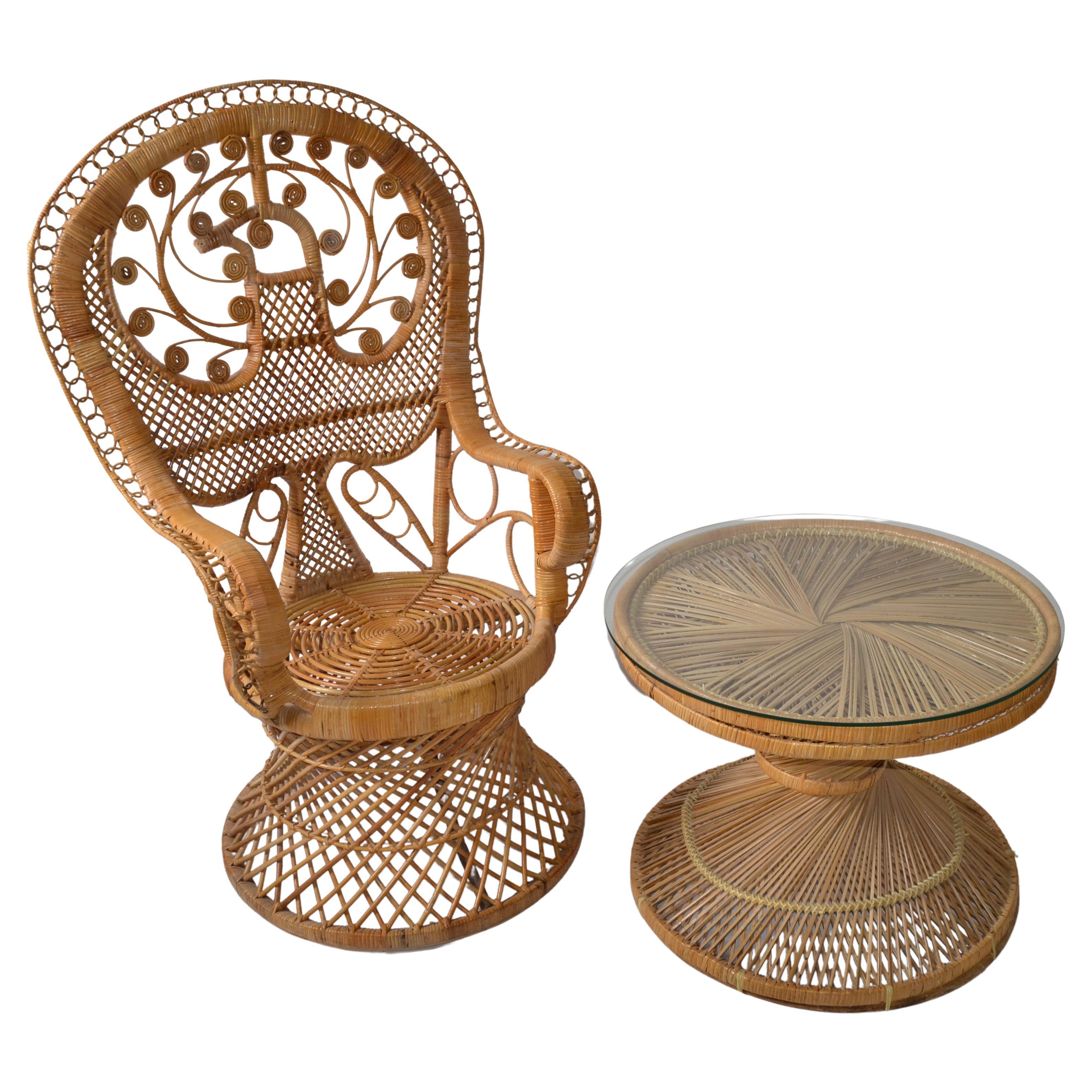 Coastal Vintage Round Rattan Accent Table Hand-Woven Wicker Caning Peacock Chair en vente