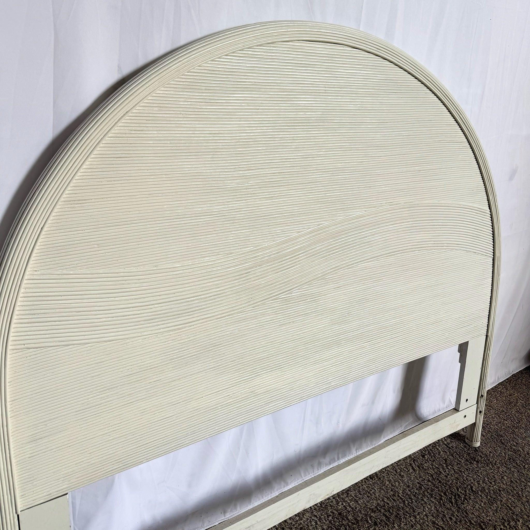 Philippin Coastal White Wave Pencil Reed Queen Size Headboard en vente