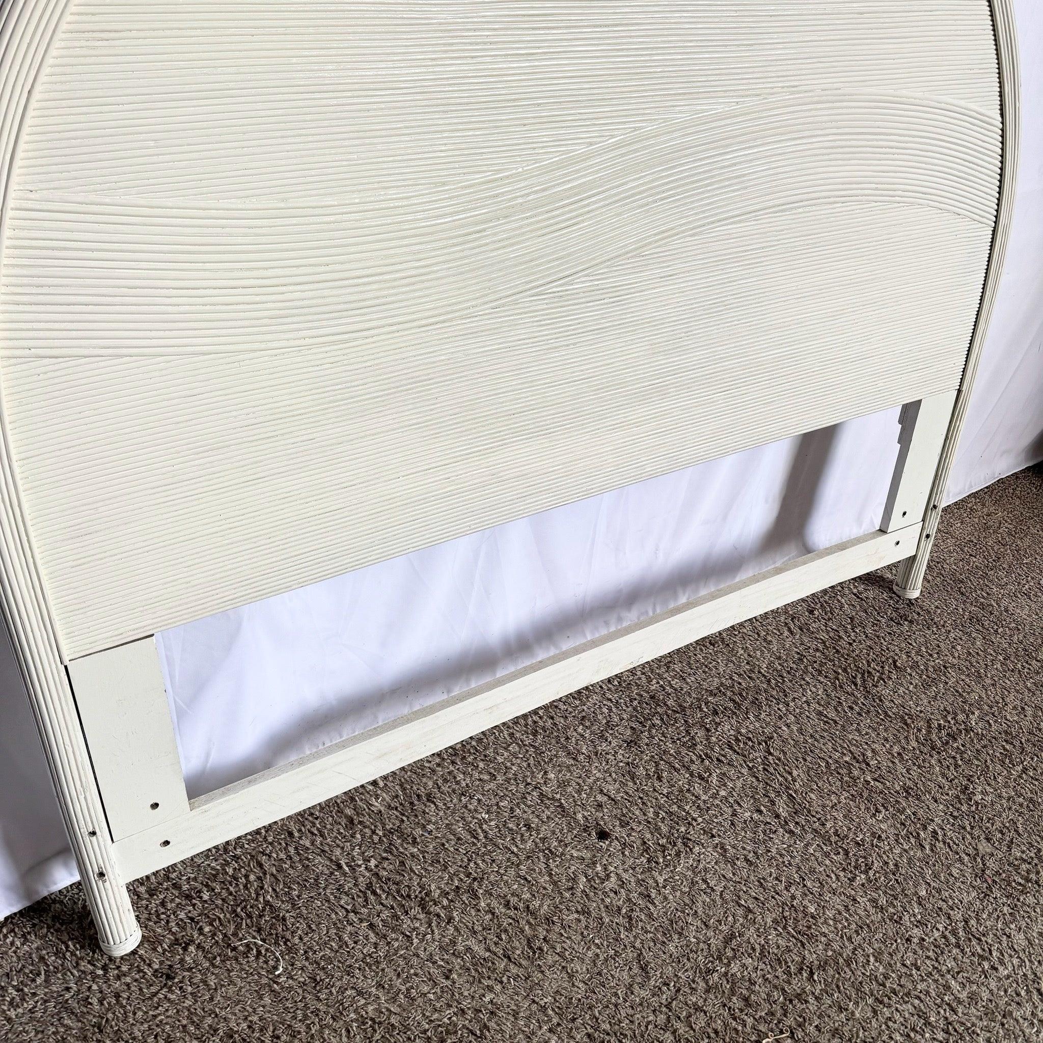 Coastal White Wave Pencil Reed Queen Size Headboard Bon état - En vente à Delray Beach, FL