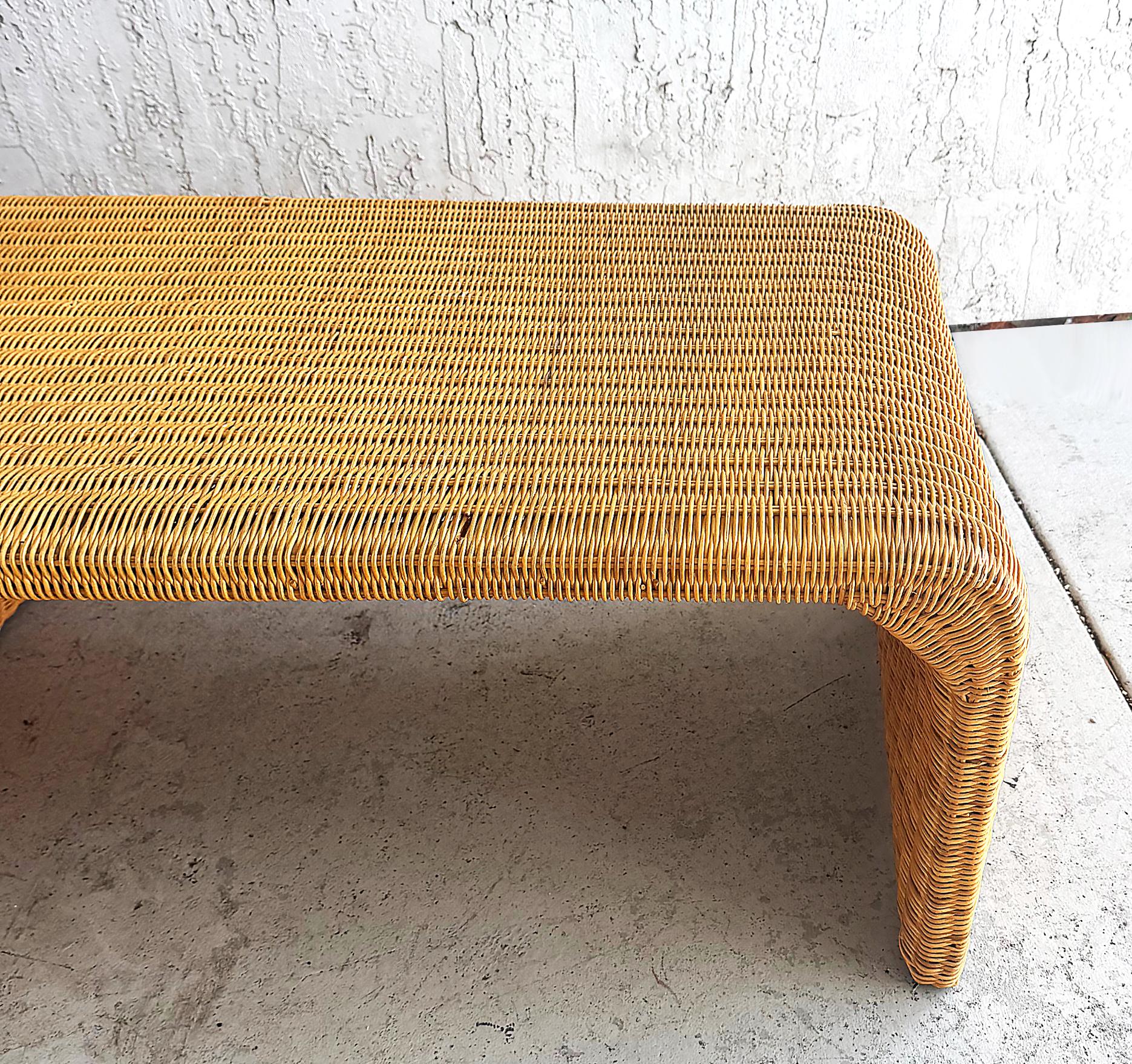 Mesa baja Coastal Woven de mimbre natural en cascada

Se ofrece a la venta una mesa de centro de mimbre natural costero con extremos en cascada. La mesa es robusta, pero tiene algunas pequeñas roturas en el mimbre que no distraen de la presencia