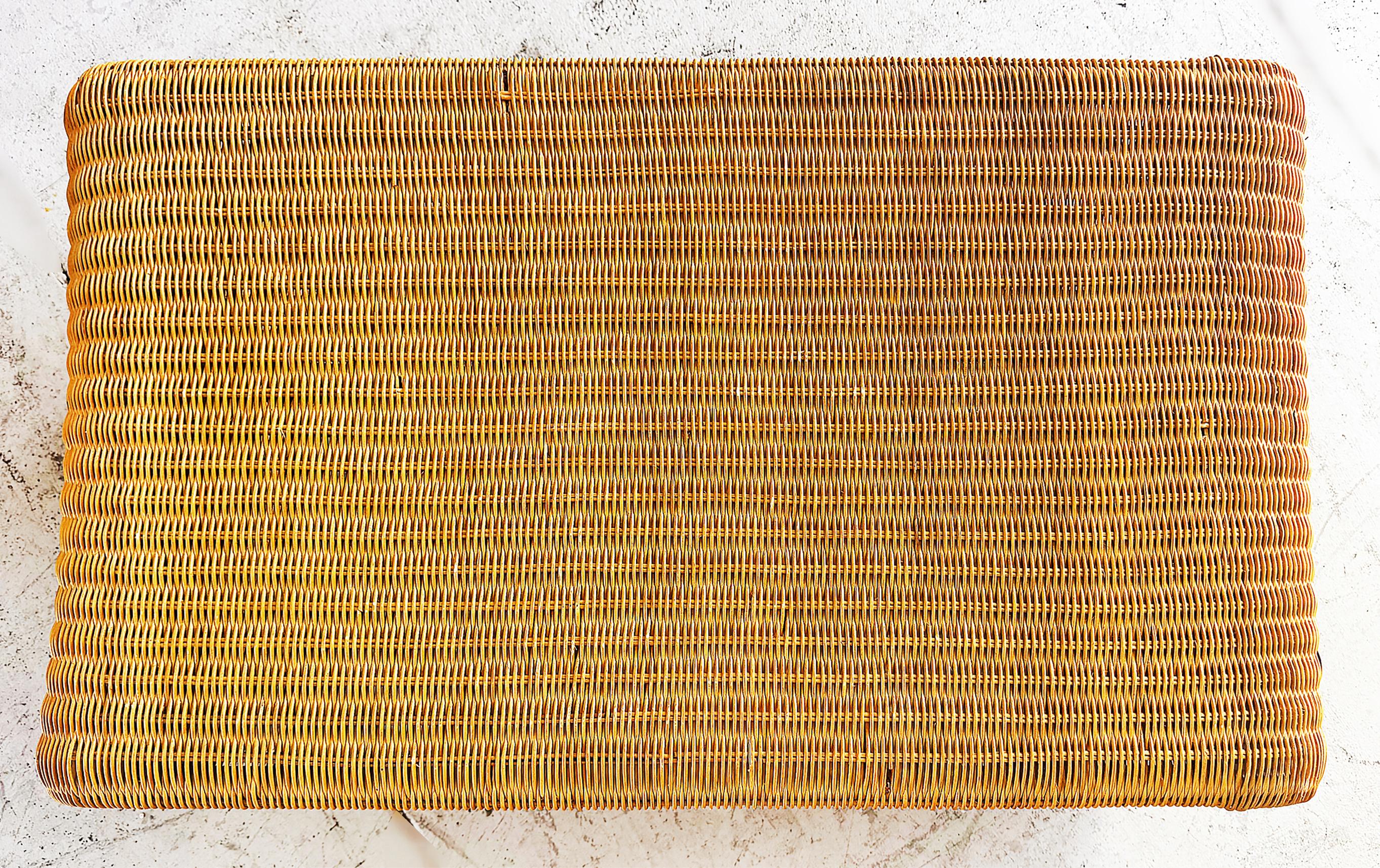 Mesa baja Coastal Woven de mimbre natural en cascada Tejido en venta