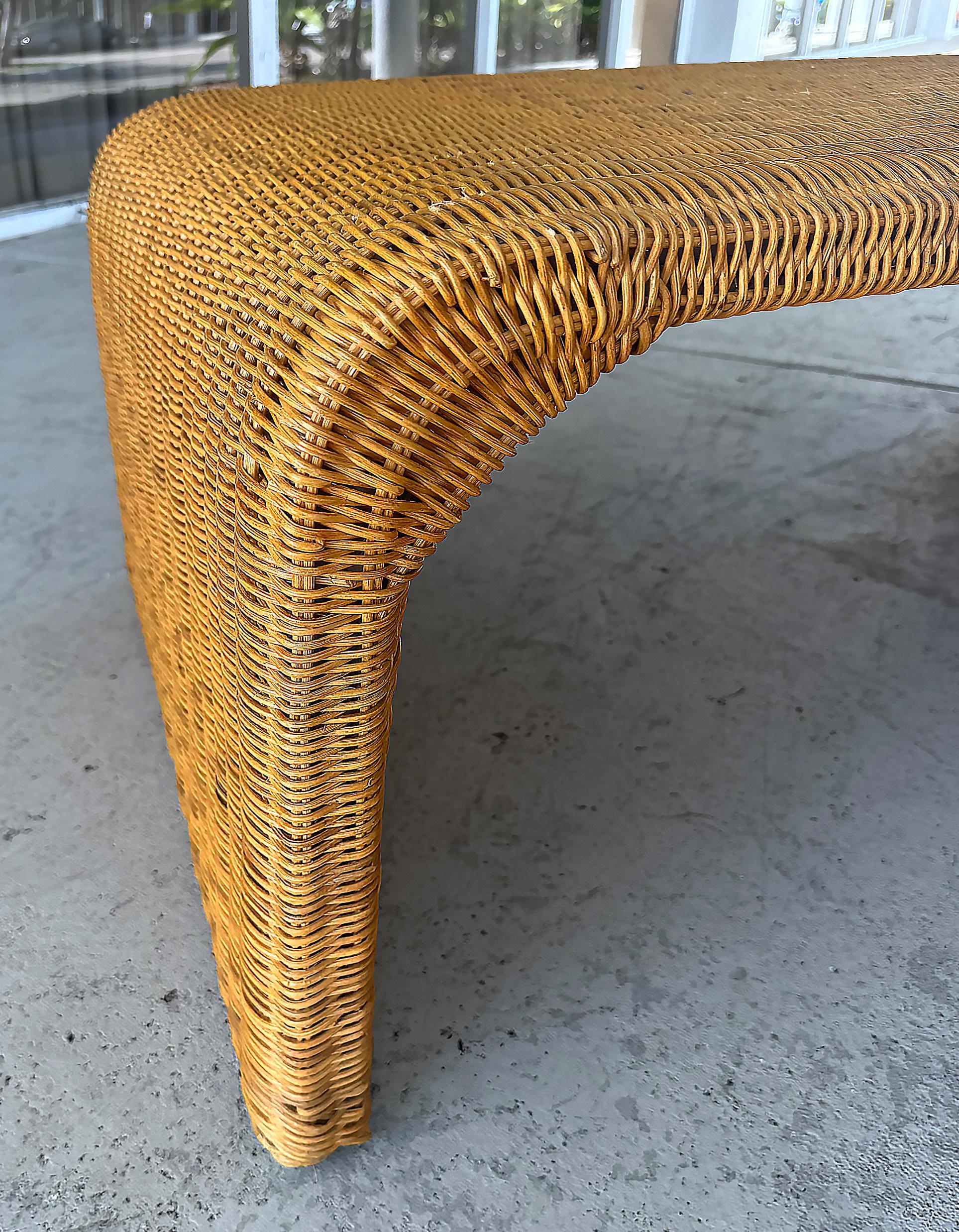 Mesa baja Coastal Woven de mimbre natural en cascada en Bueno estado para la venta en Miami, FL