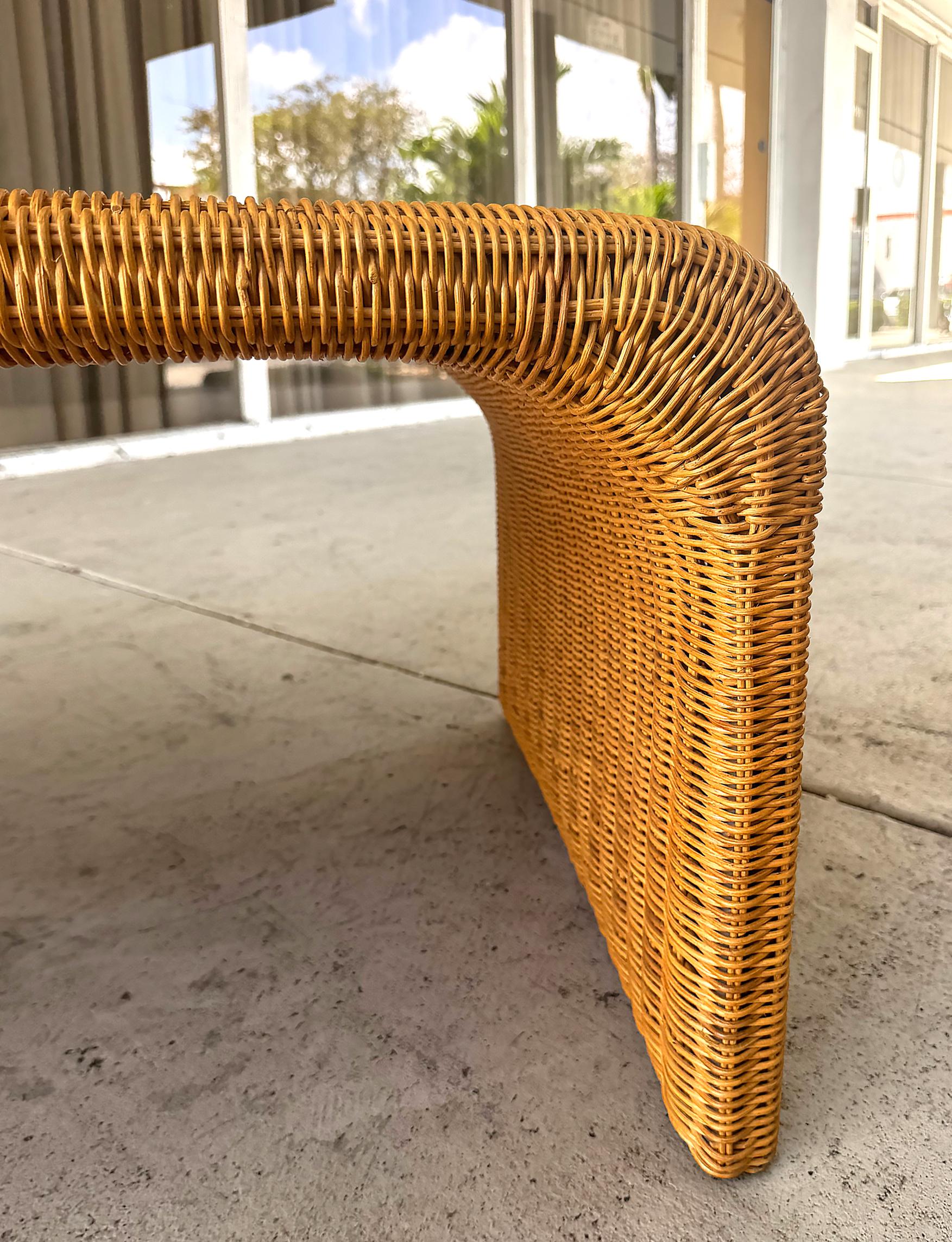 Mesa baja Coastal Woven de mimbre natural en cascada siglo XX en venta