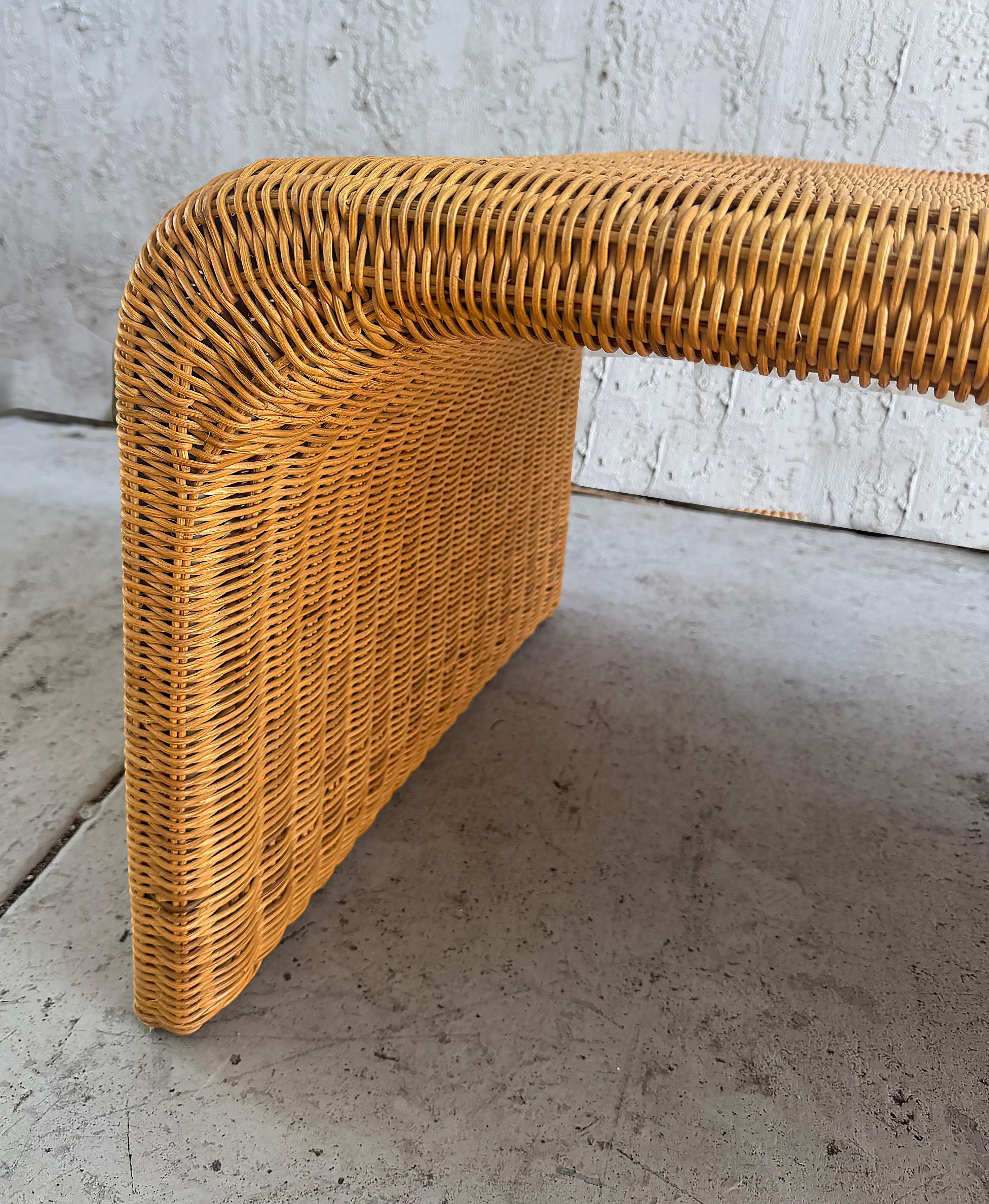 Mesa baja Coastal Woven de mimbre natural en cascada Mimbre en venta
