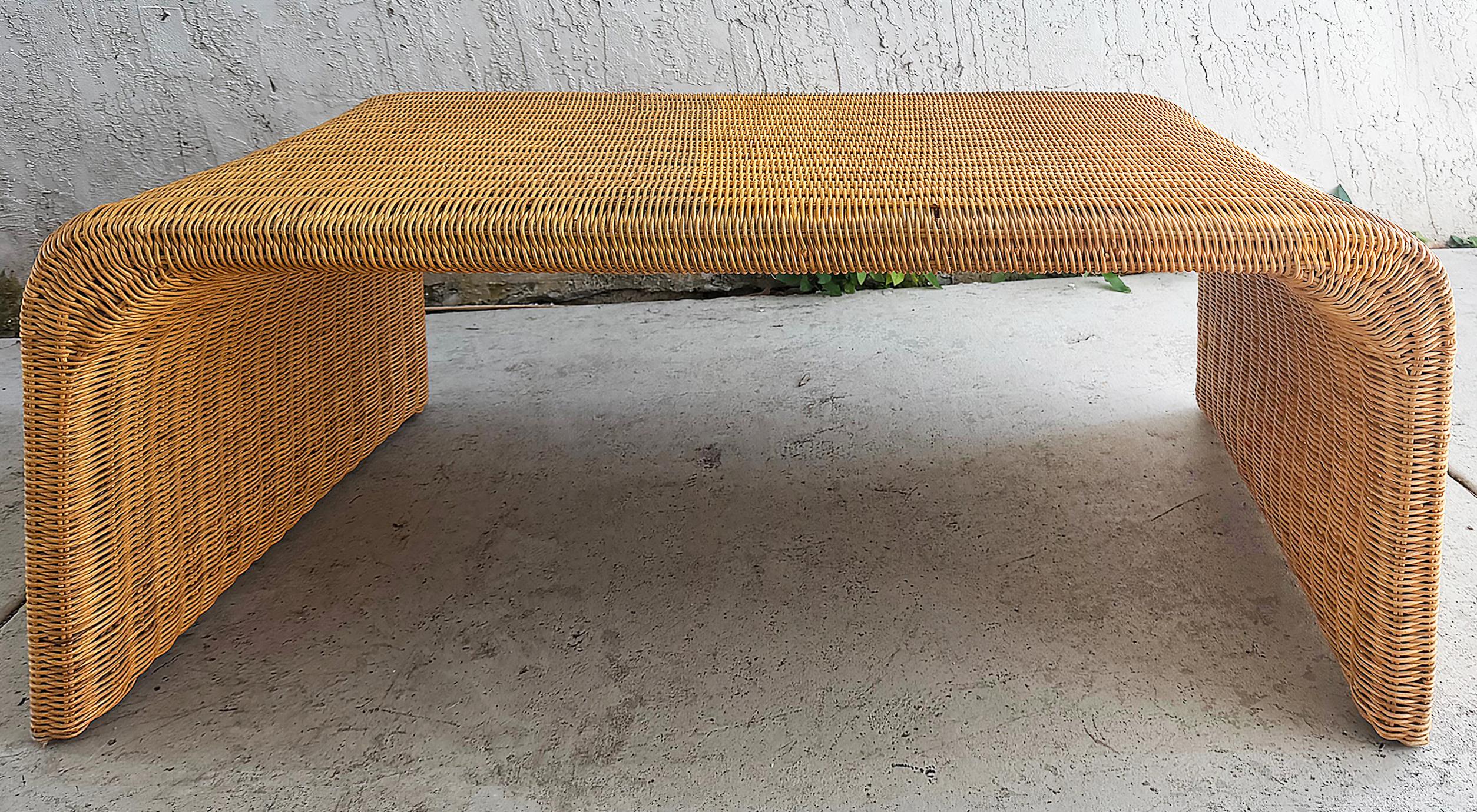 Mesa baja Coastal Woven de mimbre natural en cascada en venta 1