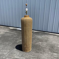 Coastal Woven Vessel Stehlampe aus Weidengeflecht