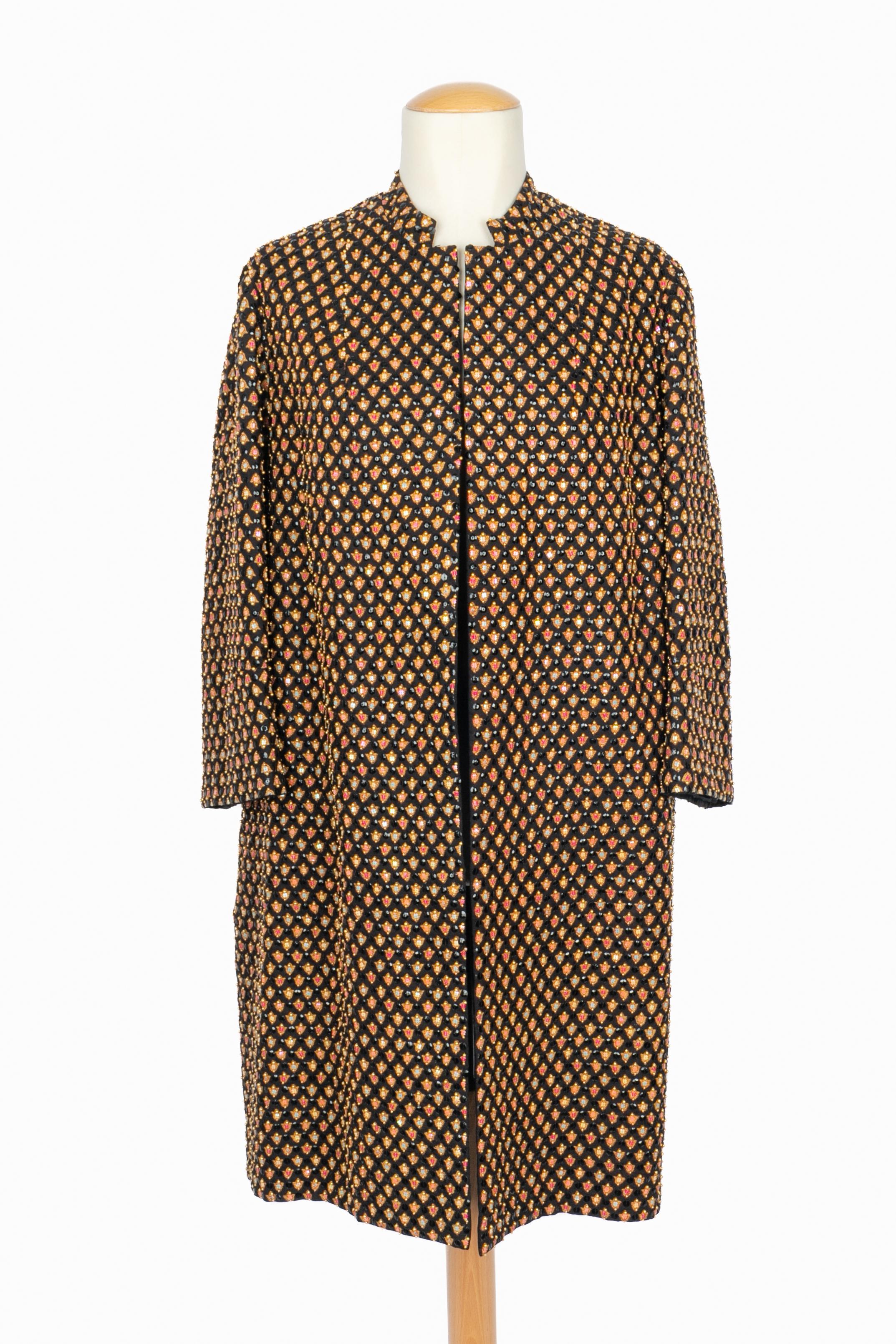 INCONNU - Manteau en coton cousu de paillettes. Doublure en soie noire. Composition et labels de taille manquants, il convient à un 40FR. Pièce non signée des années 1960-1970.

Condit :
Très bon état.

Dimensions :
Largeur des épaules : 42 cm -