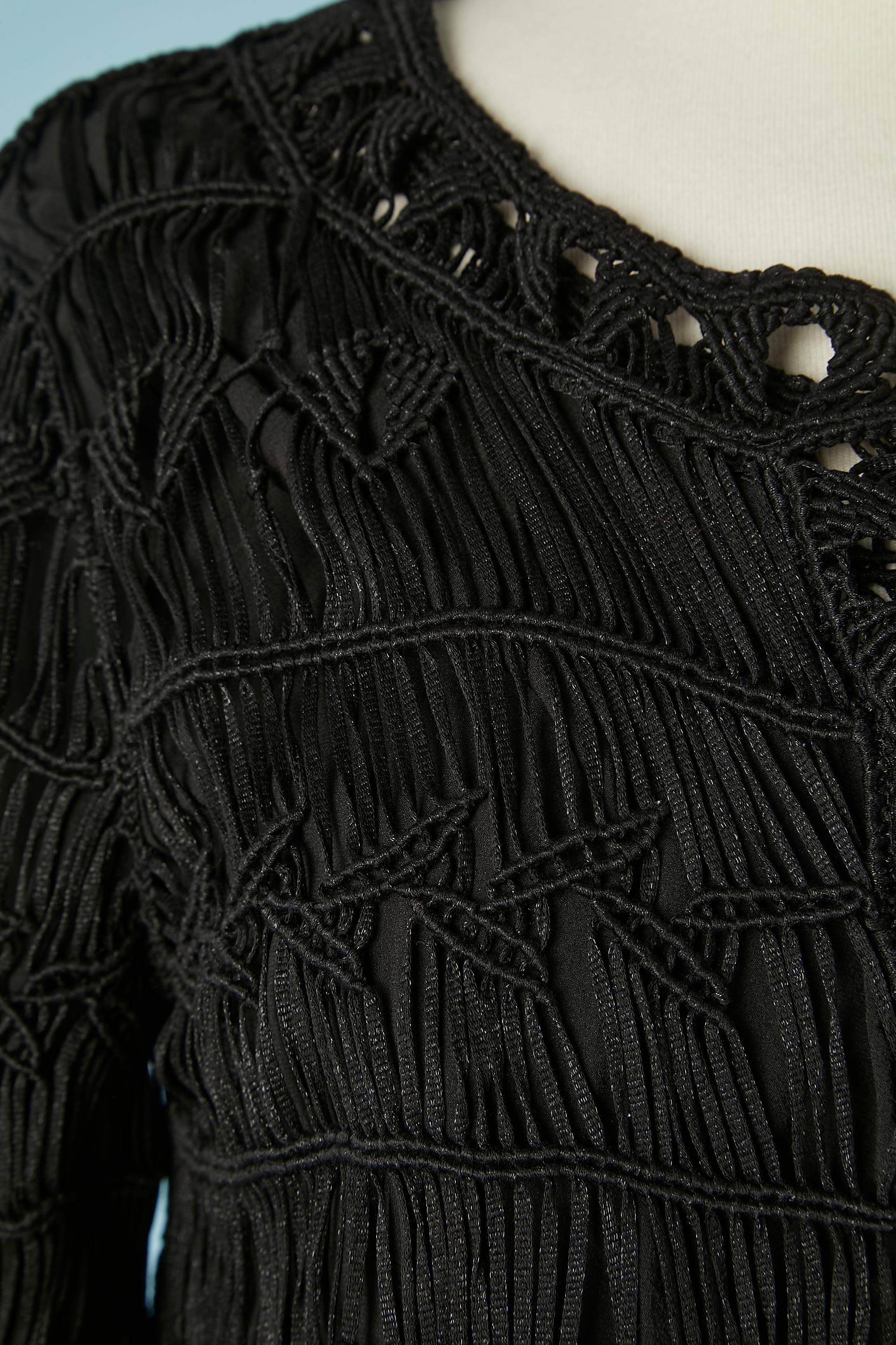 Ensemble Coates et robe en passementerie noire. Composition de la coque : 83% coton, 17% nylon. Doublure : 93% soie, 7% spandex.
Hologramme d'authenticité
TAILLE L