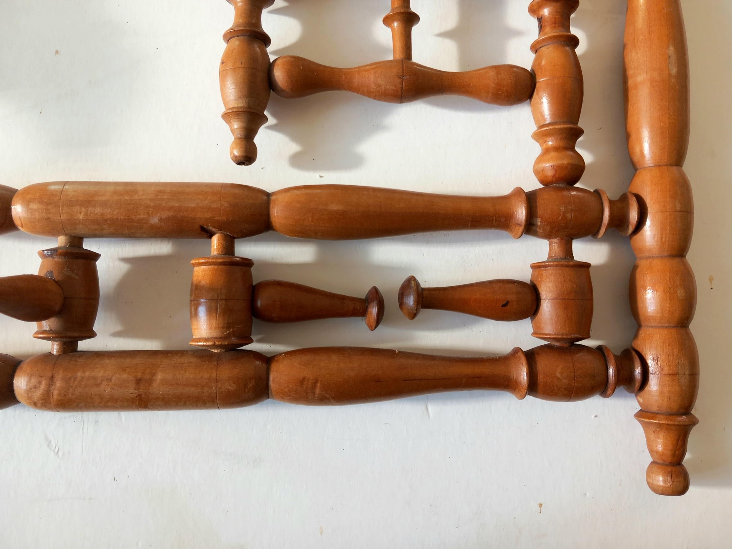 Beautiful foldable wall coat rack in beech wood 19th century.

Foldable with 6 hangers.

Very good condition.



 