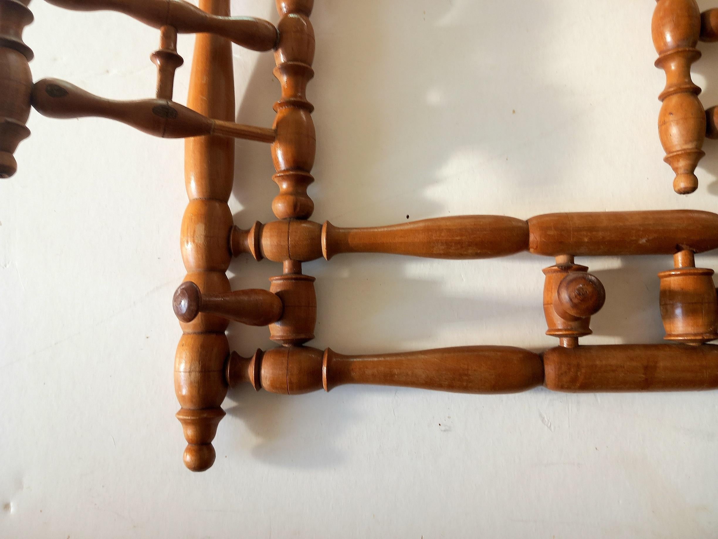 Perchero y sombrerero de madera torneada con 8 ganchos plegables, España, S. XIX Victoriano en venta