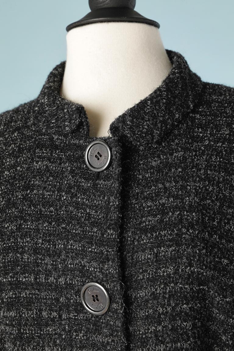 Ensemble manteau et jupe en tweed avec ceinture et pad à l'épaule. Les deux pièces sont plissées. 
Boutons et doublure intérieure du manteau portant la marque de l'entreprise. Composition du tissu : 48% laine, 22% acrylique, 3% nylon, 8% mohair, 8%