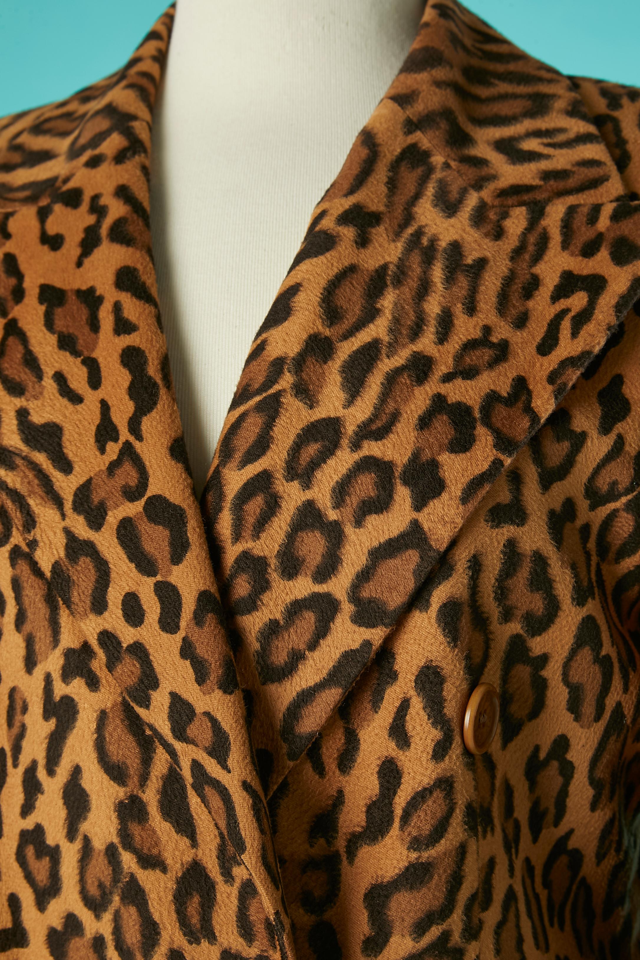 Ensemble di cappotto e gonna con stampa leopardata. 
Composizione del tessuto principale: 67% rayon, 33% poliestere. Doppio petto con bottoni di marca. 
Composizione della fodera: 100% rayon 
Tasche su entrambi i lati. 
La taglia del cappotto è 40