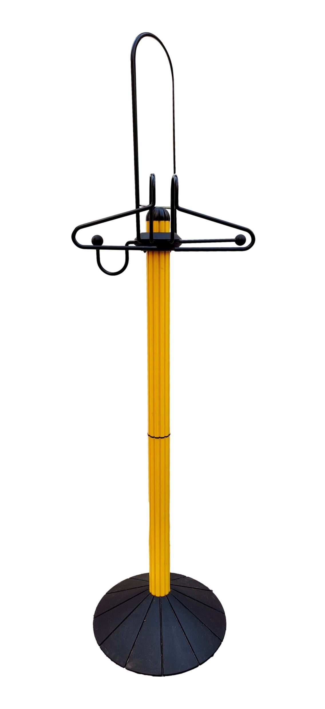 Rare coat rack with mirror production Seccose original 70s designed by Zambusi, Gigante and Boccato.
Made of bright yellow metal with rubber elements and upper mirror and black plastic base.
Measuring about 185 cm in height for a lateral footprint