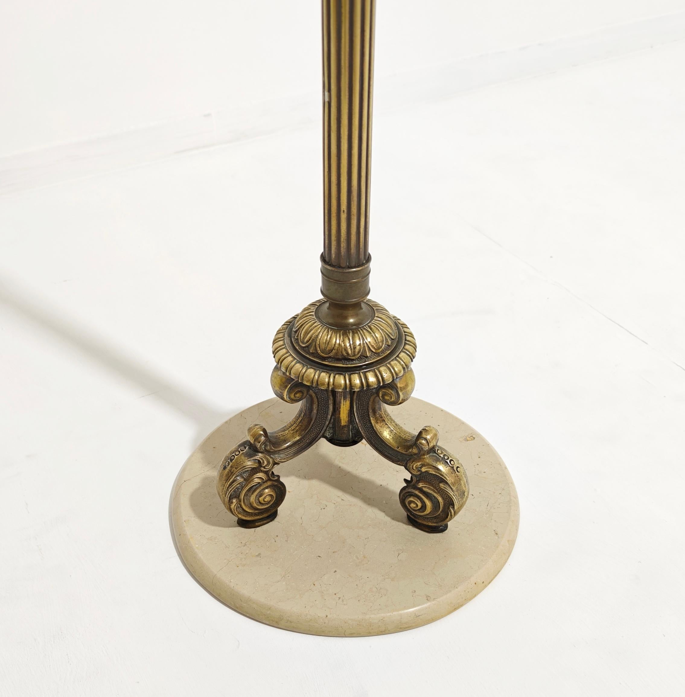 Appendiabiti da terra girevole in ottone a cinque bracci in stile Hollywood Regency, produzione italiana, anni '60. Questo tipo di appendiabiti è sempre più difficile da trovare ed è uno splendido appendiabiti da ingresso vintage decorato. È