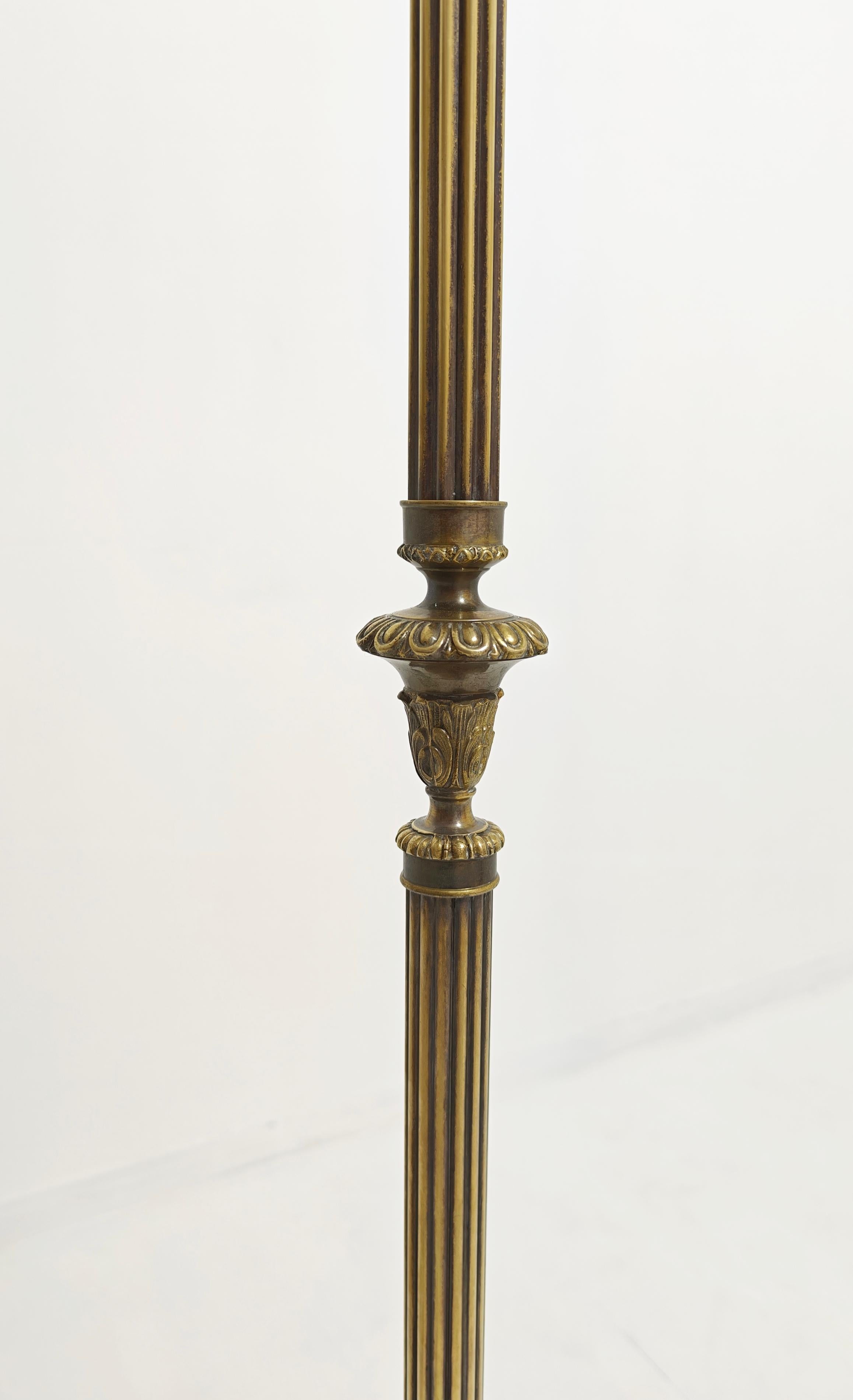 Italiano Appendiabiti in ottone decorato e marmo Made in Italy 1960 Mid-Century in vendita