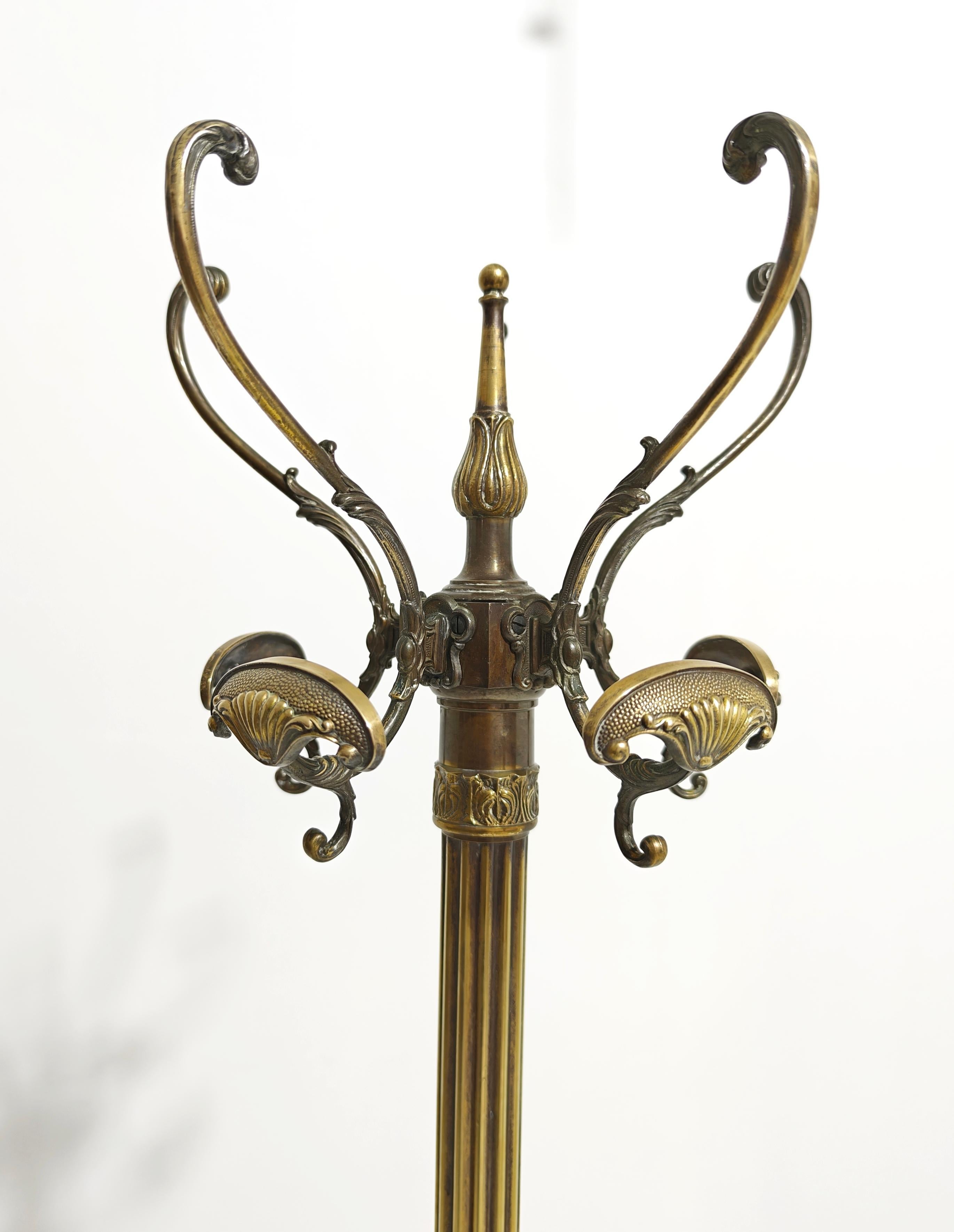 Coat Hanger in Decorated Brass and Marble Made in Italy 1960s Mid-Century In Fair Condition For Sale In Palermo, IT