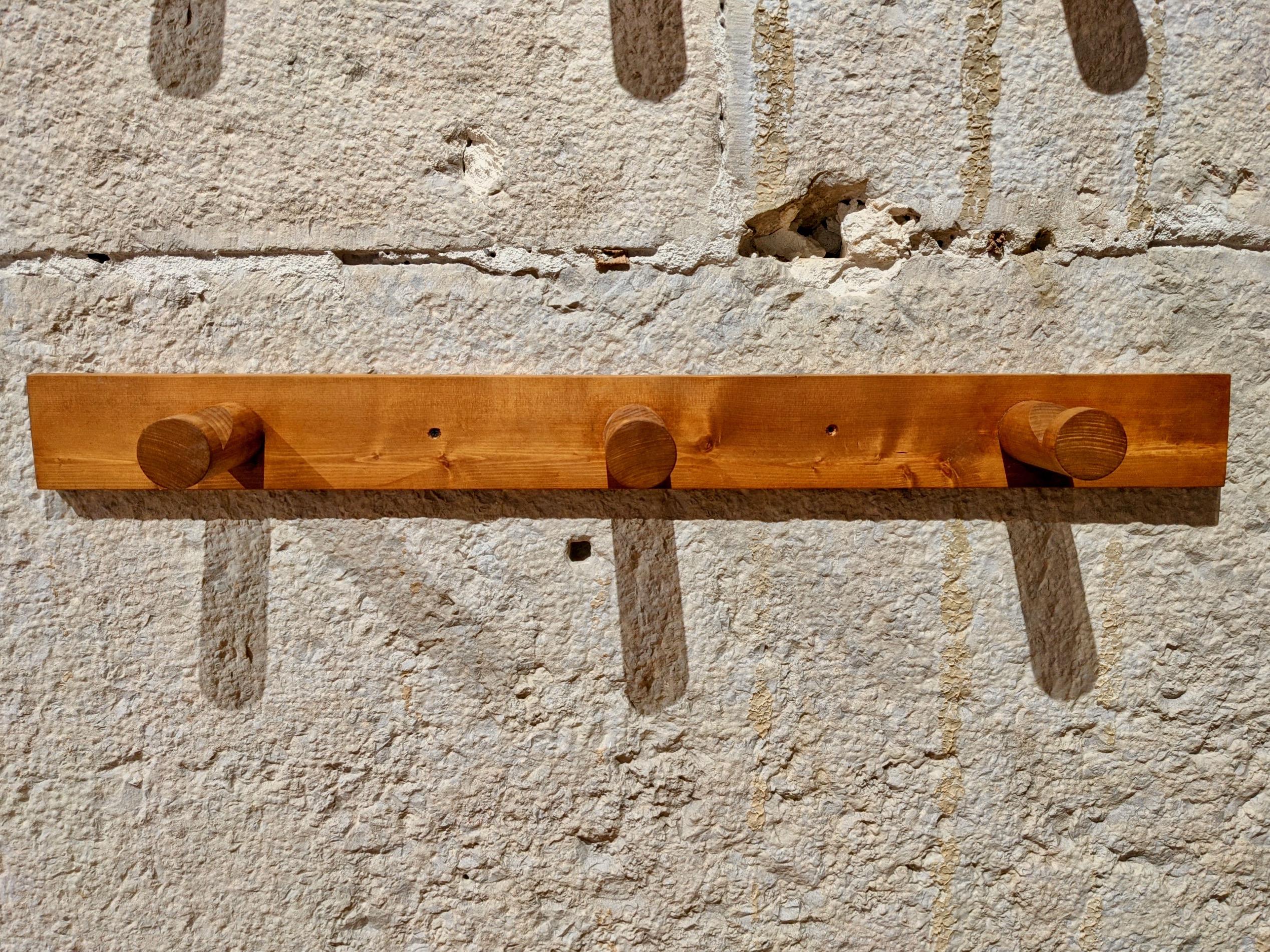 Coat hanger in pine wood by Charlotte Perriand for Les Arcs. Very good condition. 
Dimensions : H 10 cm x D 14 cm x W 104 cm.
