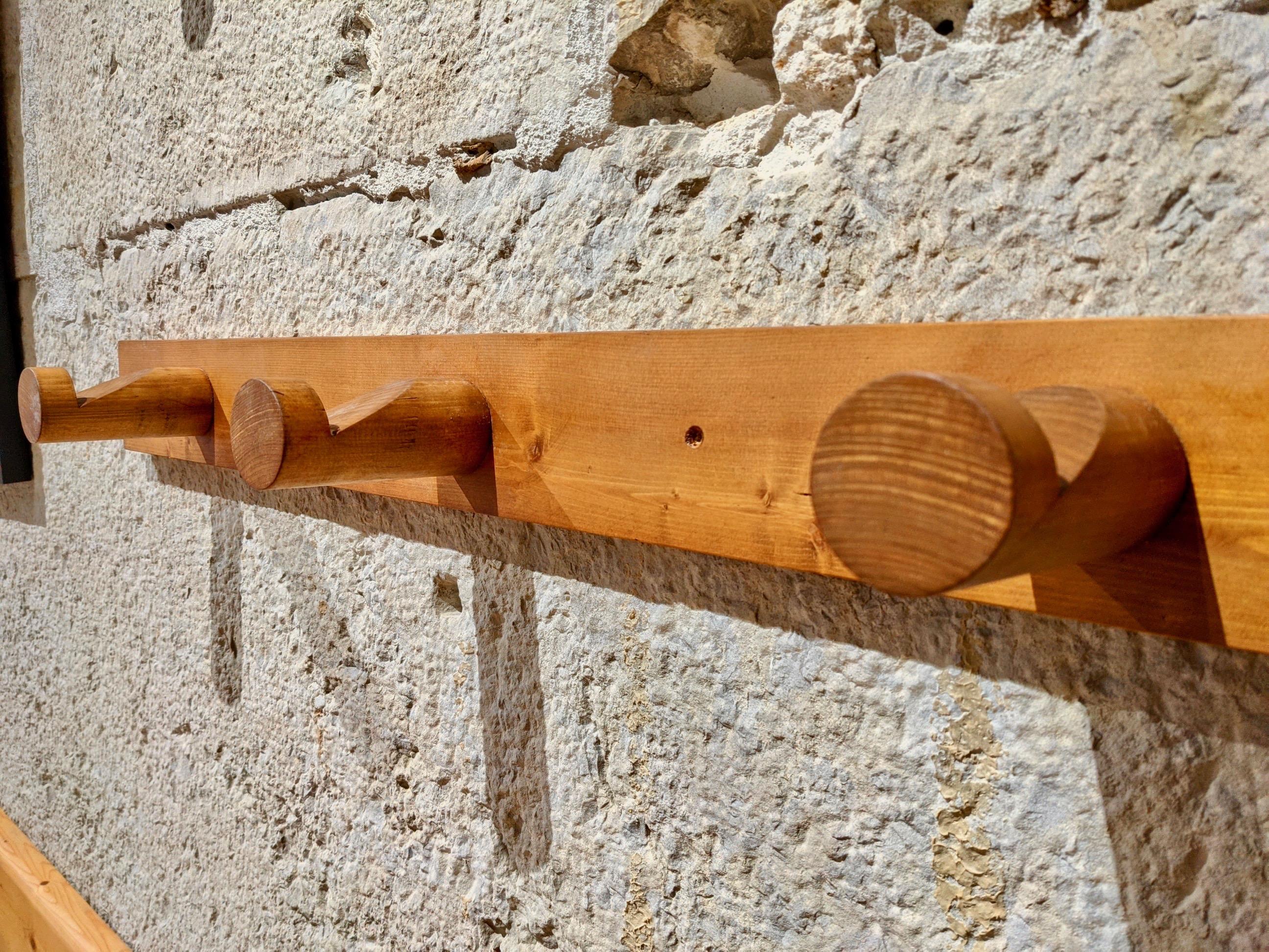 Coat Hanger in Pine Wood by Charlotte Perriand for Les Arcs In Good Condition In lyon, FR