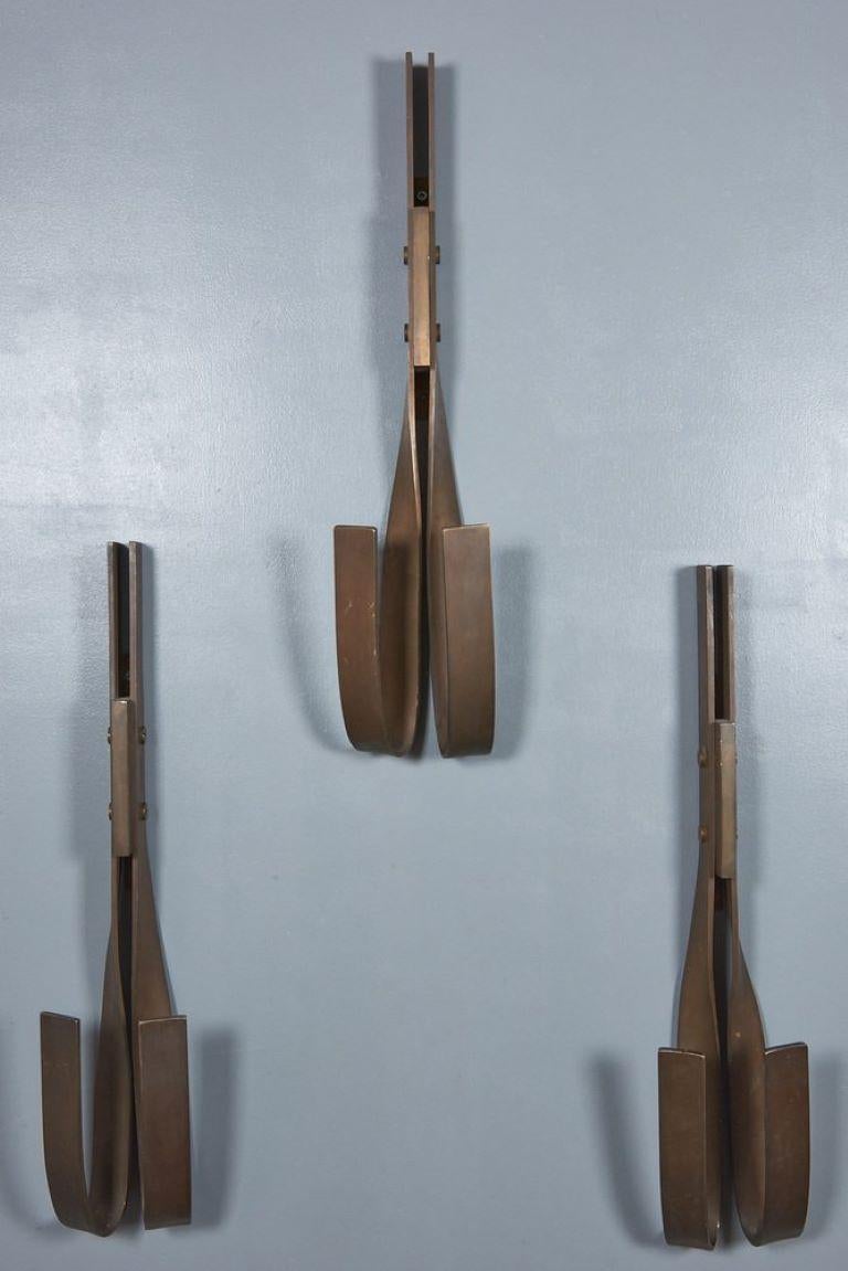 These three wall hangers, were made in the early 1960s , their modern line is in one piece of burnished brass, which turns out to be of a great quality.
They have never been seen on the market and are certainly rare to find.
We attributed the item