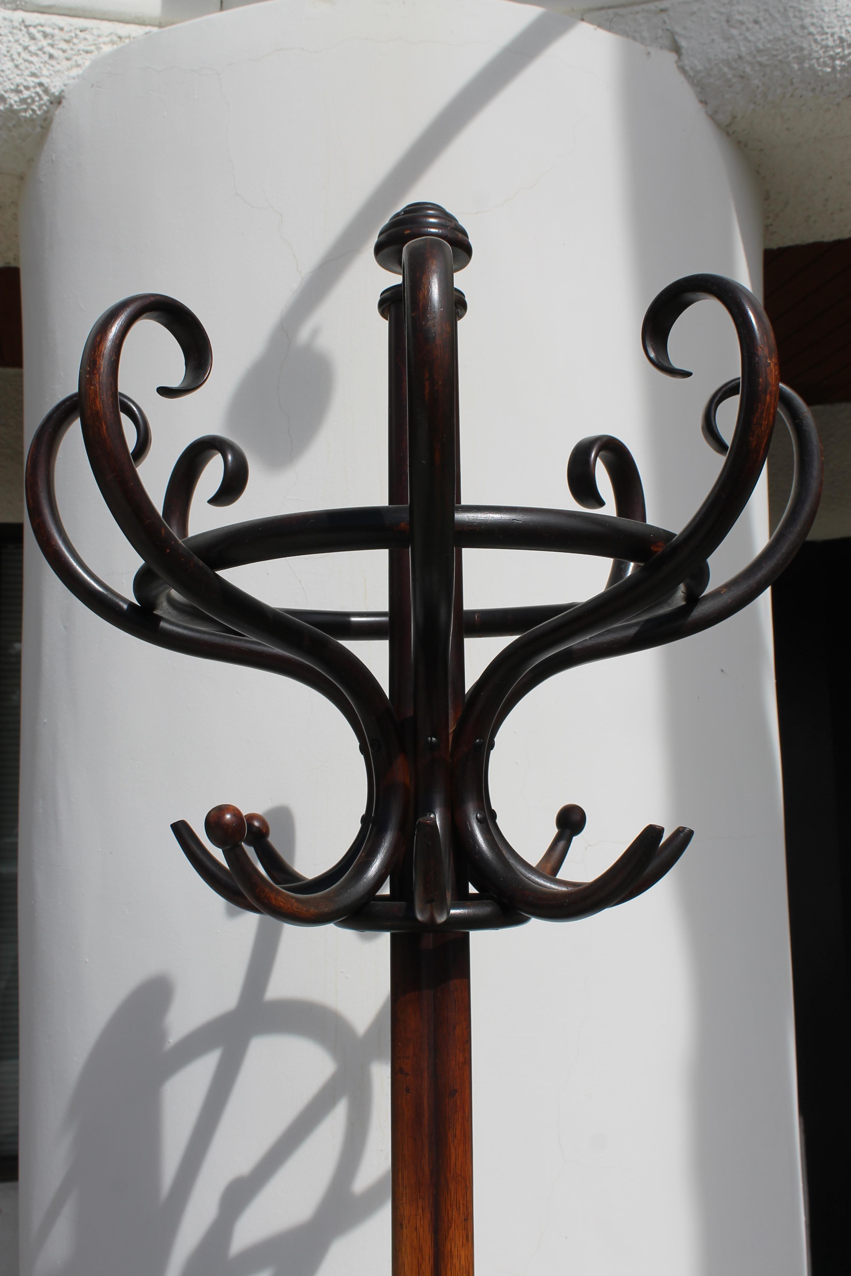Art Nouveau-period coat/hat stand with eight S-shaped hooks by Thonet. Four of the eight hooks have the wood balls at the end. The coat rack is resting on four curved feet. Coat rack measures 28