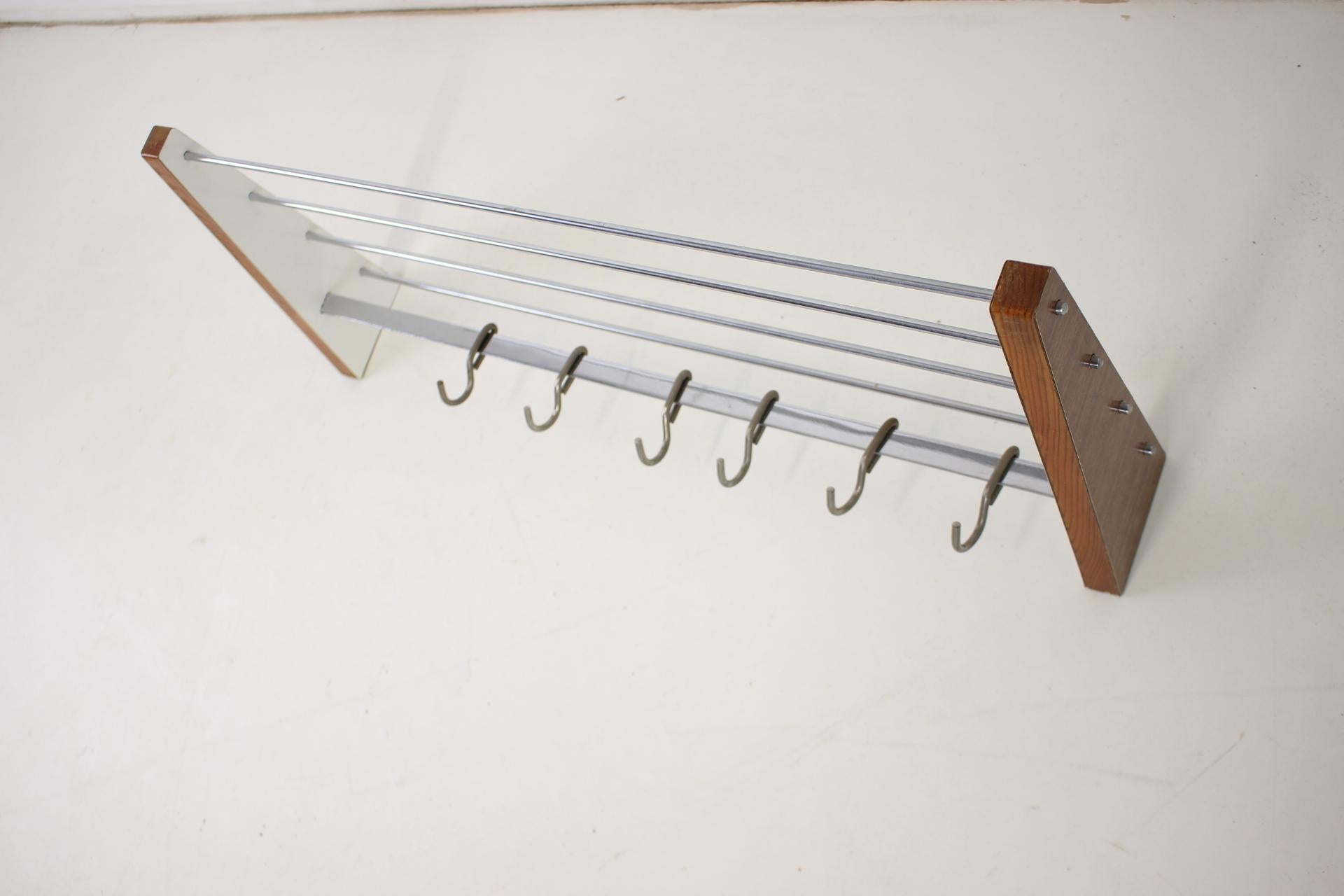 -Made in Czechoslovakia
-Manufacture of metal, wood and wood imitation
-Wall coat hanger with 6 hooks.