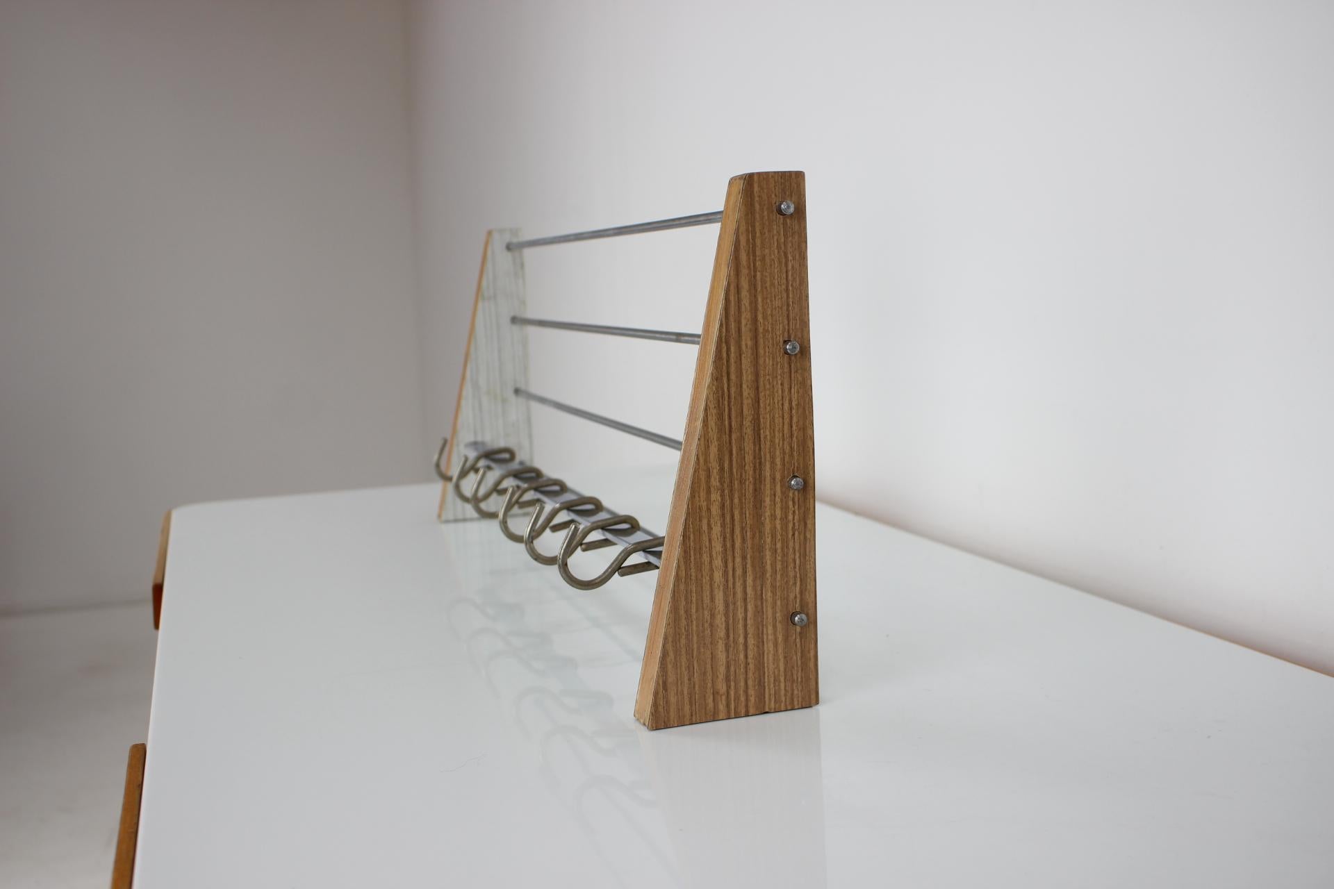 -Made in Czechoslovakia
-Manufacture of metal, wood, imitation wood sides
-Wall coat hanger with 6 hooks.