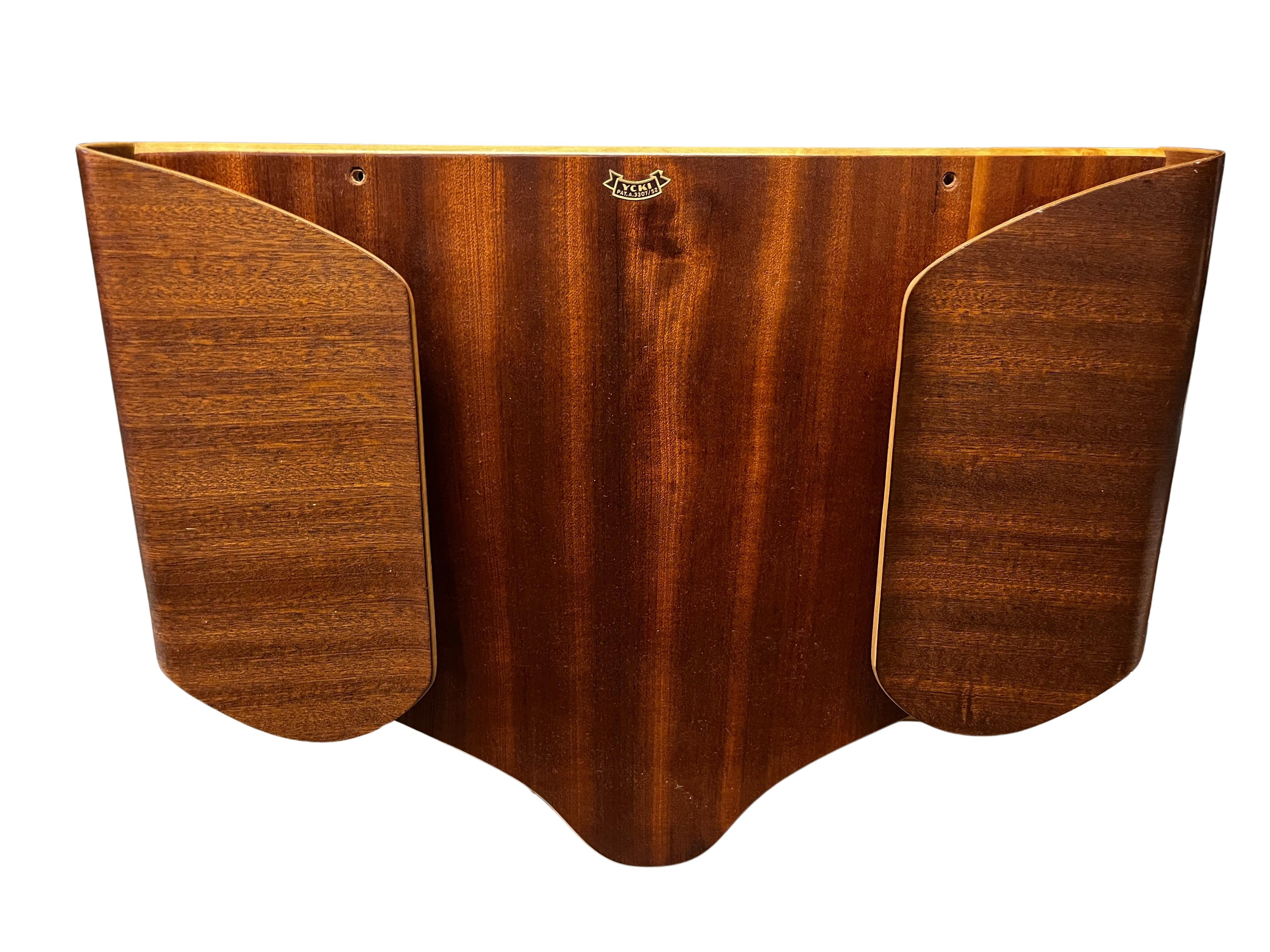 Un impresionante perchero, extremadamente raro y una pieza excepcional del diseño sueco, fabricado en la década de 1960. 

El perchero tiene una forma perfecta y es un mueble poco común. La pieza está chapada en teca, y su forma plana ofrece una