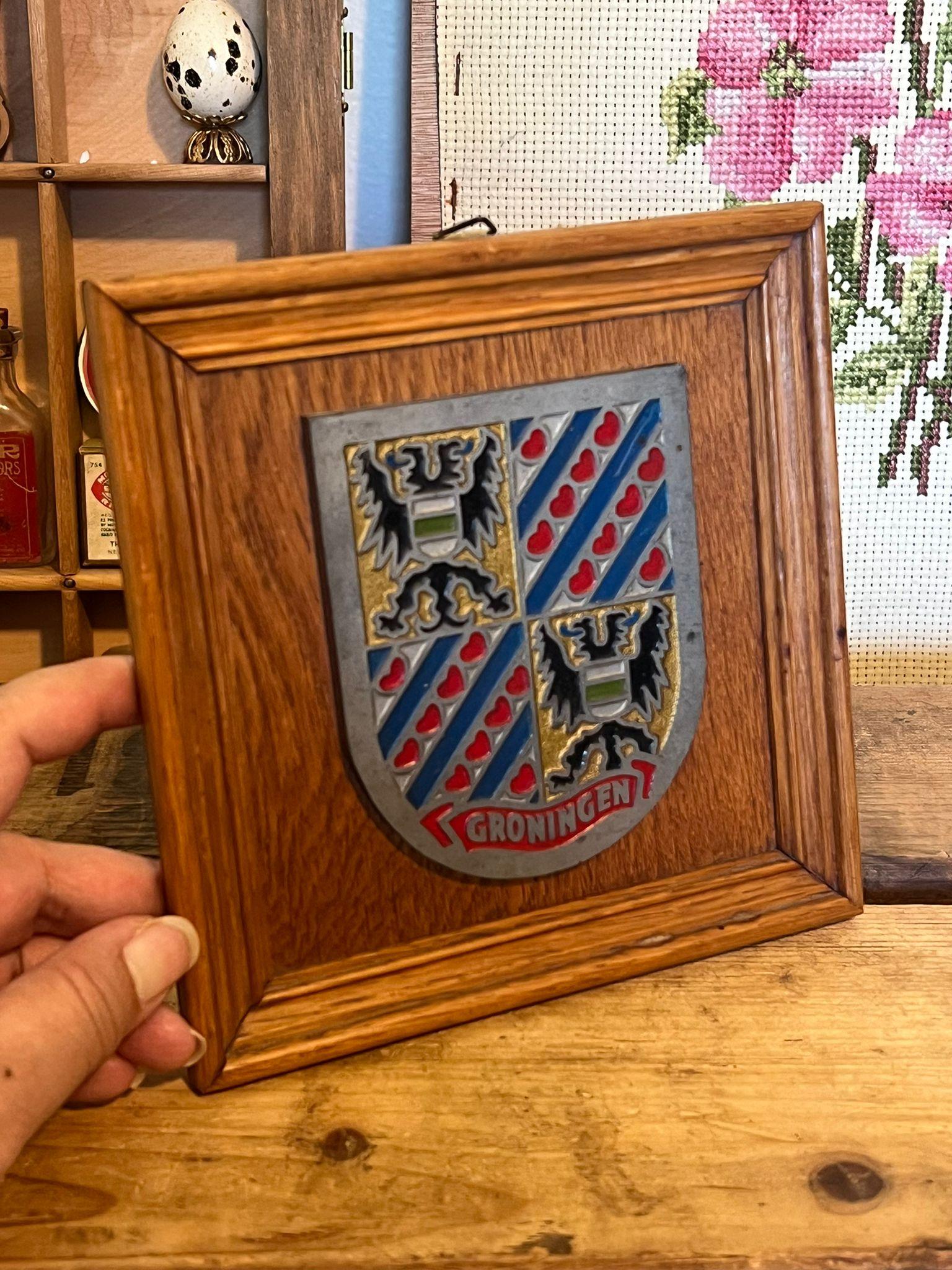 Targa con stemma di Groningen su cornice in legno. Bella patina sulle unghie. Ferramenta per appendere? Vintage Condit come da foto. L'inserzione si riferisce solo all'articolo descritto. Box H3

Dimensioni. 6