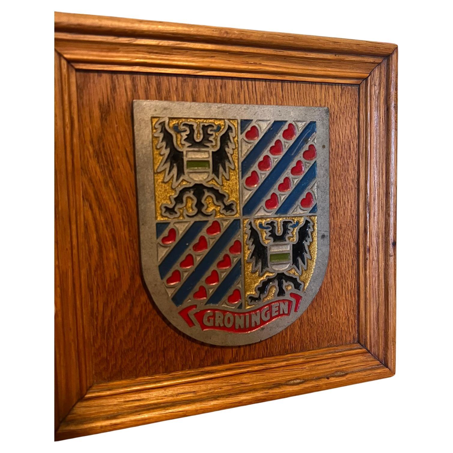 Escudo de Armas de Groninga Placa sobre marco de madera.