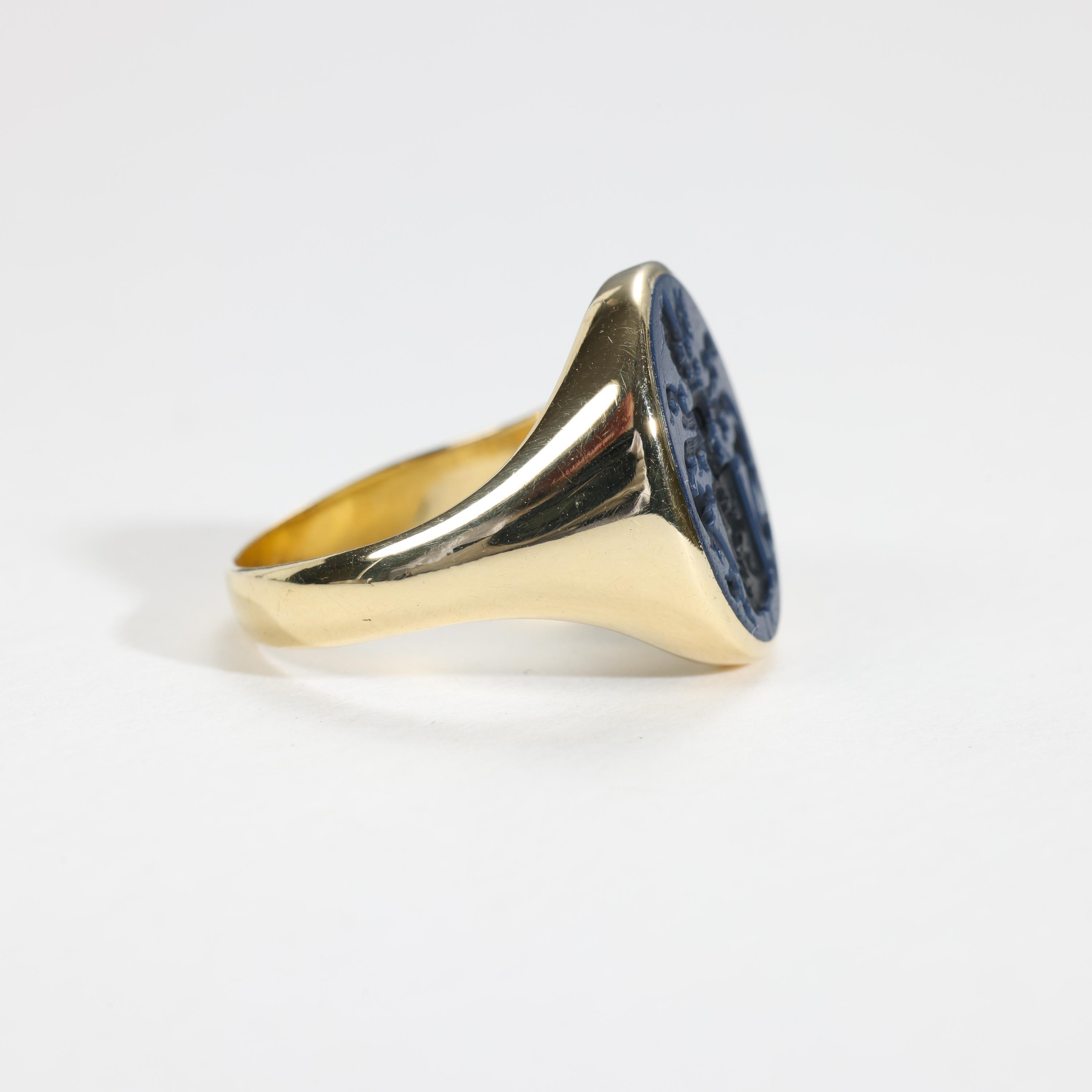 Coat of Arms Signet Ring, English, Victorian, 18K, Size 9 In Excellent Condition In Southbury, CT