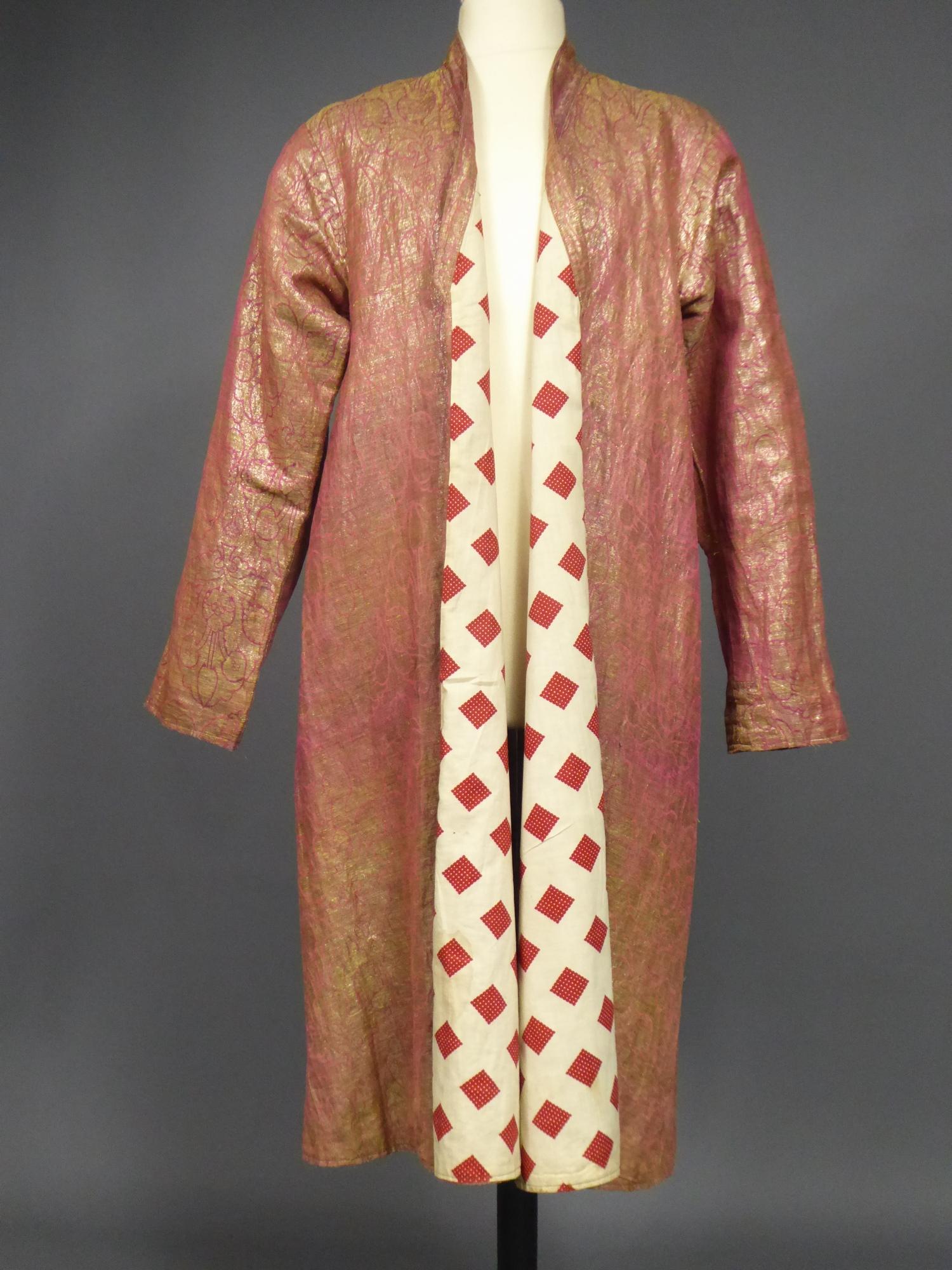 Coat or Banyan in Gold Lamé and Russian Cotton Print - Uzbekistan Circa 1920 In Good Condition In Toulon, FR