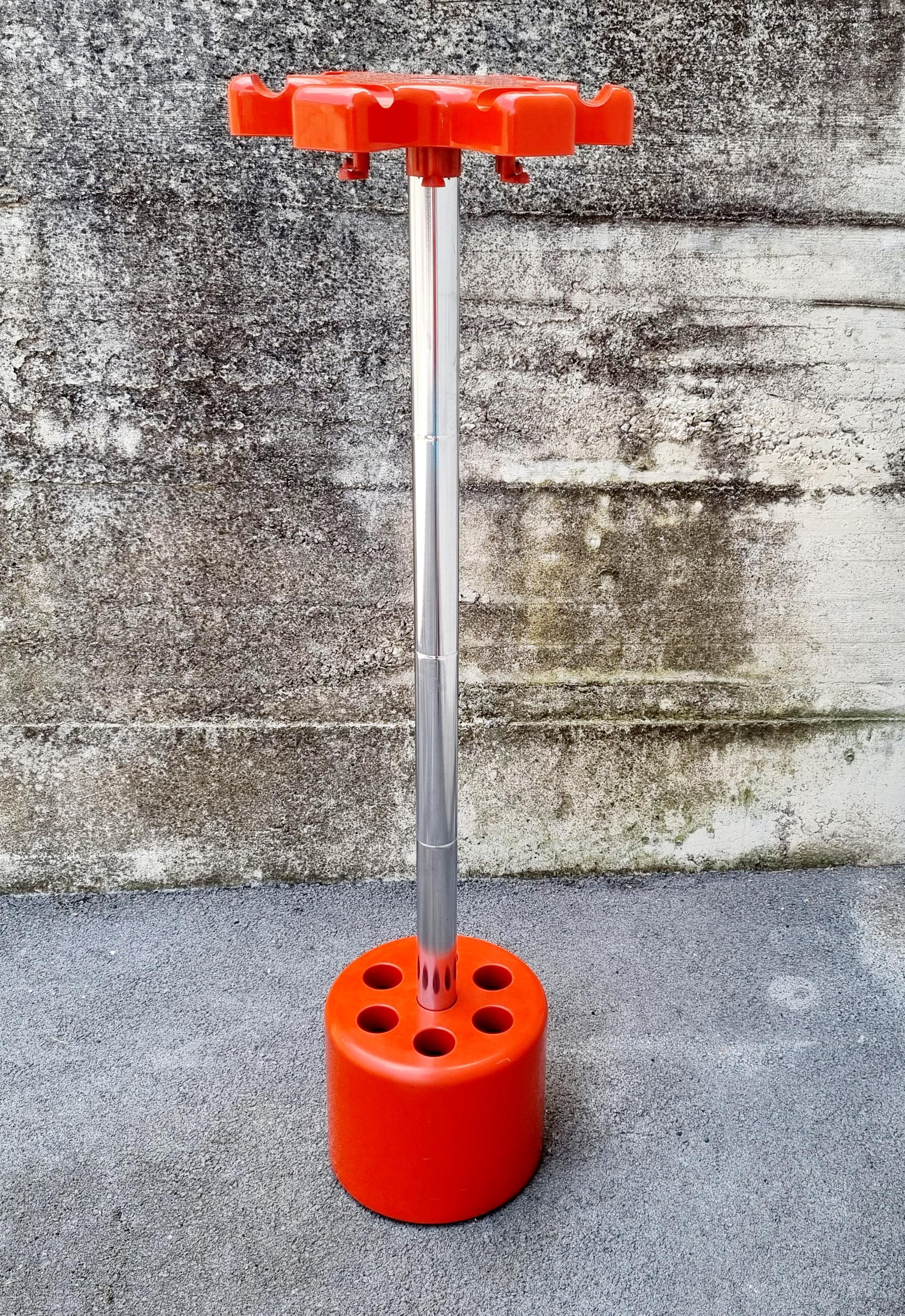 Mid Century combined clothing hanger and umbrella stand was designed by Roberto Lucci and Paolo Orlandini. It was produced by Velca Milano Italy.

Model VIP.

Stand is in very good vintage condition. Designers piece and ready for people with good