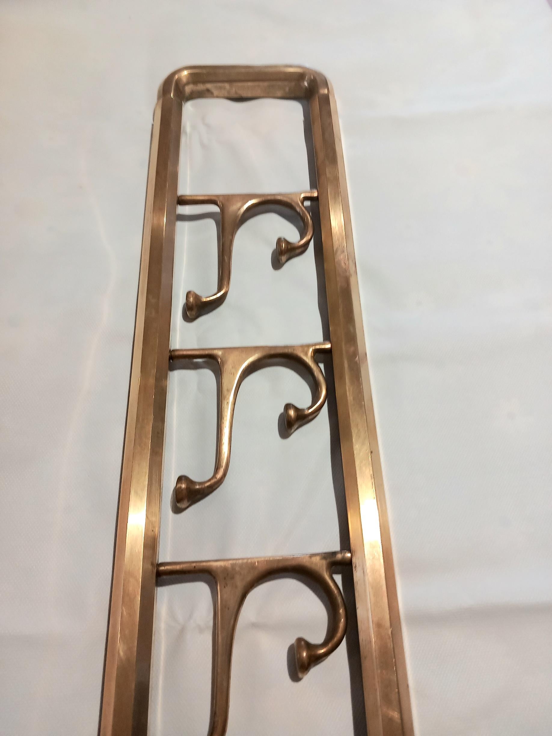 Art Deco foldable wall coat rack in brass.

Foldable with three hangers

Very Excellent vintage condition.

The last photo belongs to another that we also have for sale and that has a beautiful polished brass

In this case we have kept the