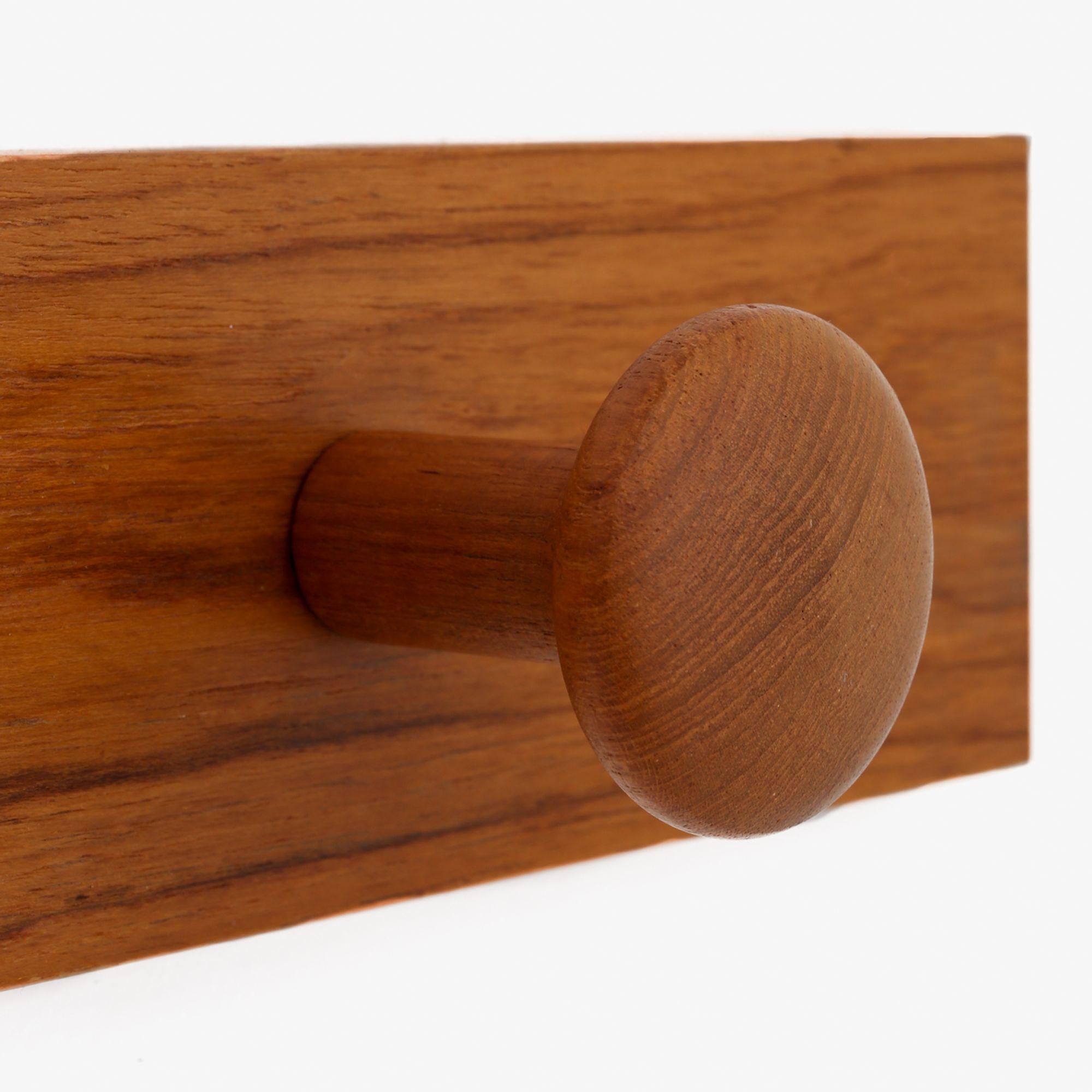 Coat rack in teak. By Aksel Kjersgaard / Aksel Kjersgaards Møbelfabrik.