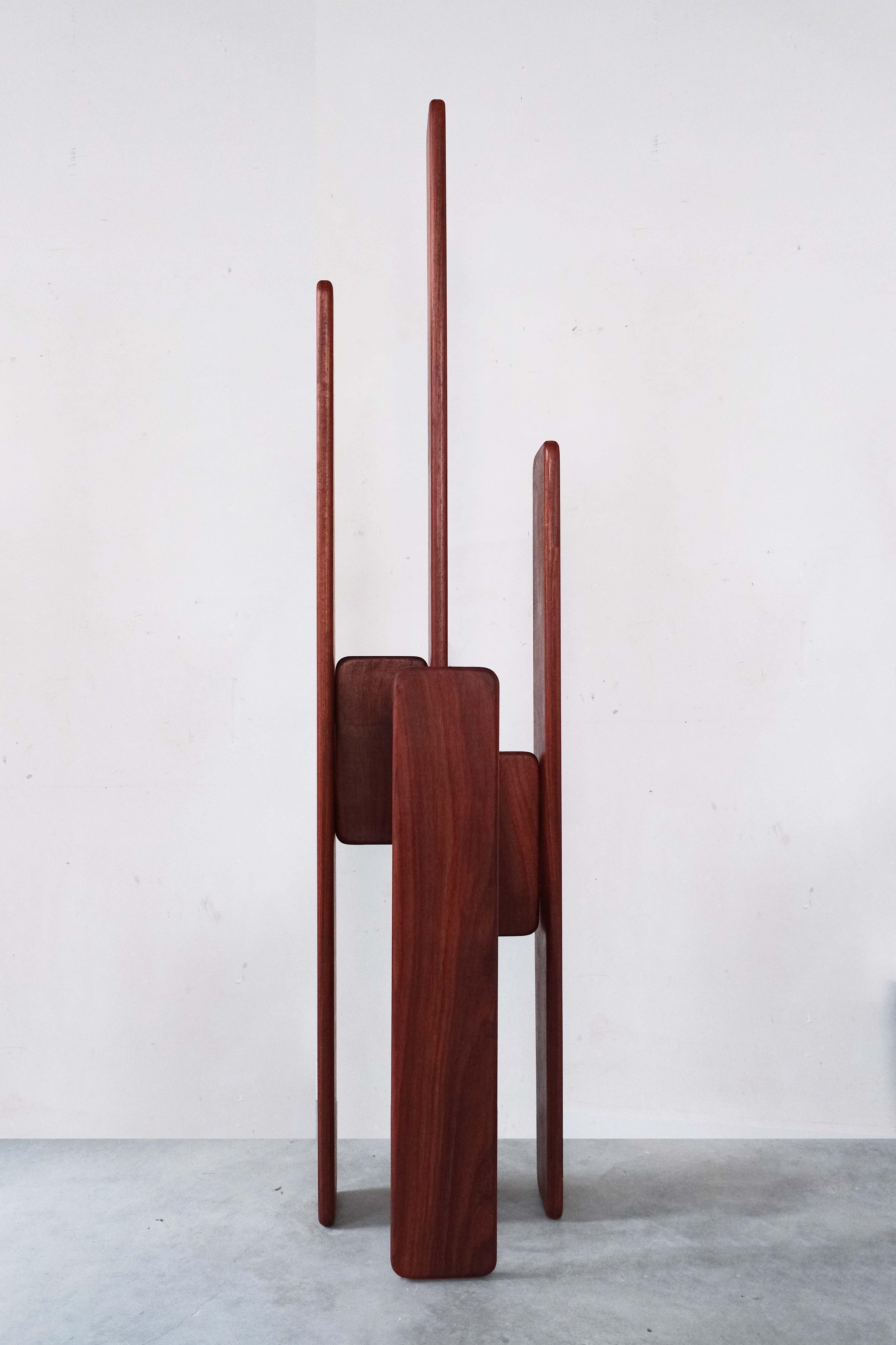 Garderobe von Atelier Ledure
Abmessungen: B 38 x T 34 x H 175 cm.
MATERIALIEN: Tropenholz, handgewachstes Finish

Der Garderobenständer ist ein skulpturales Element zum Aufhängen von Kleidung. Es kann sowohl für Privatkunden als auch für den