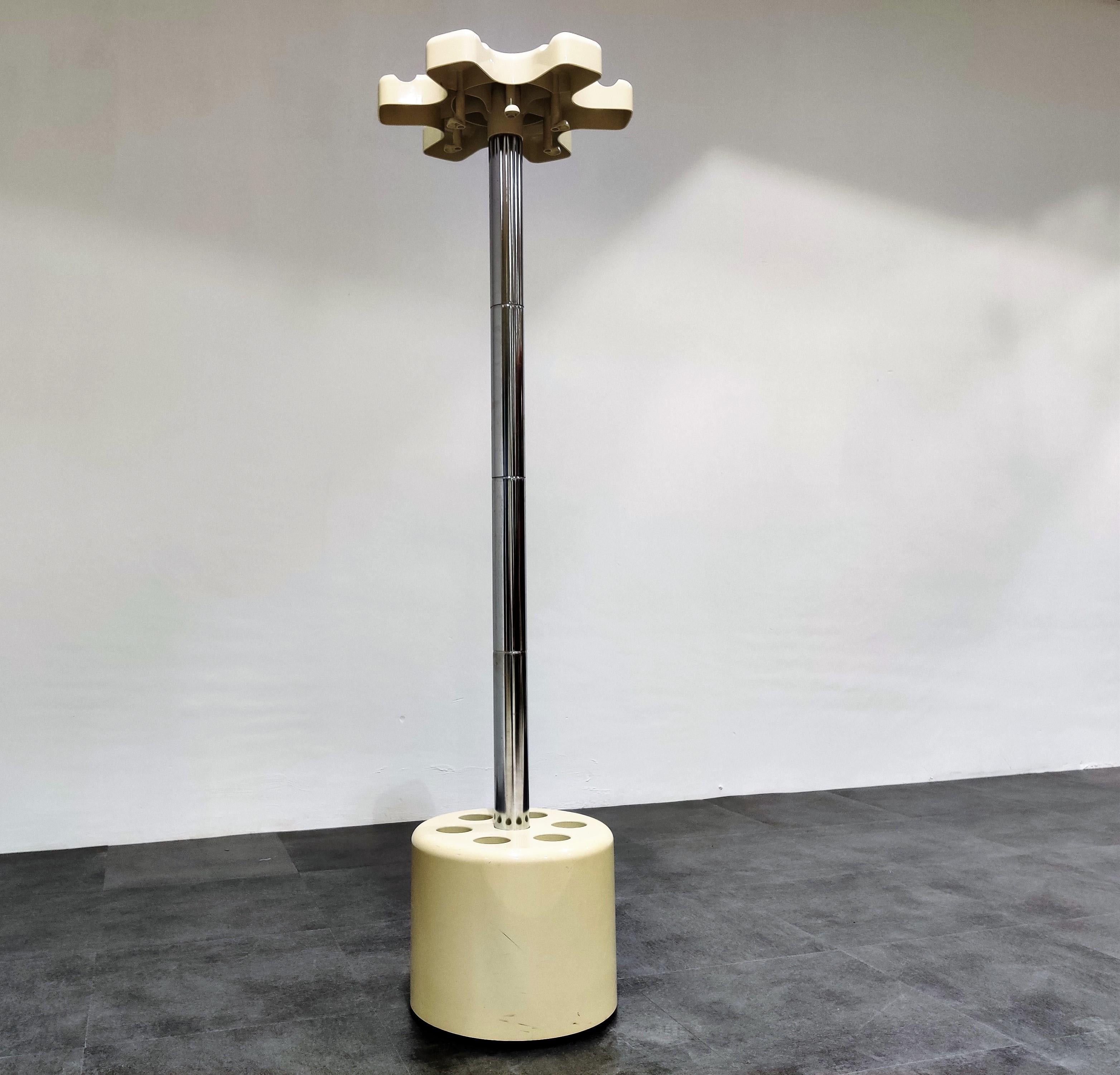 Lovely space age design coat stand by Roberto Lucci & Paolo Orlandini for Velca.

Beautiful period piece with 6 hooks and an umbrella holder for six umbrellas are walking sticks, etc.

1960s - Italy

Good condition.

Dimensions:
Height